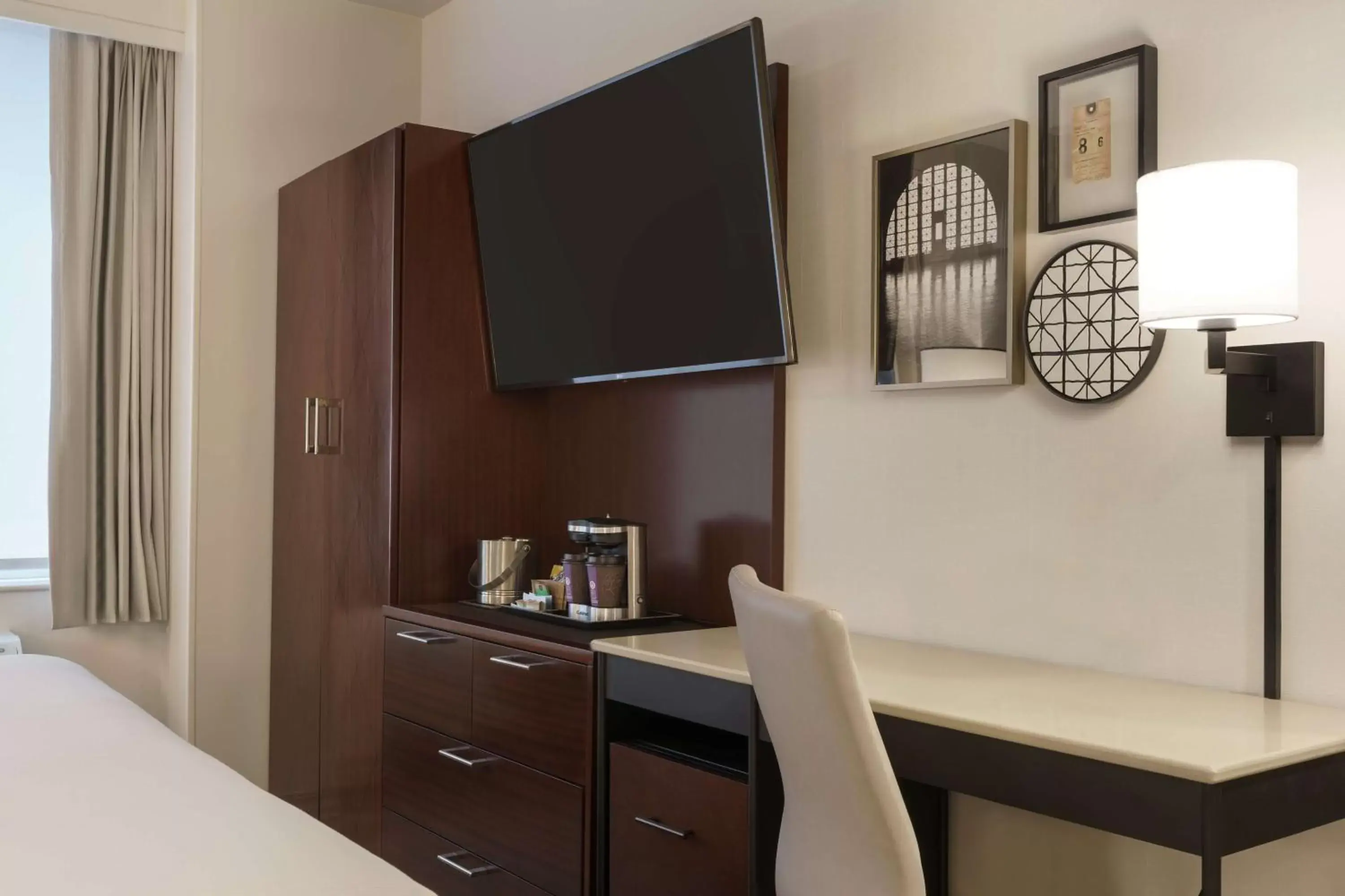 Bedroom, TV/Entertainment Center in DoubleTree by Hilton New York Downtown