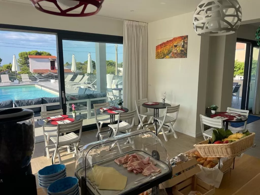 Breakfast, Restaurant/Places to Eat in Divina Perla