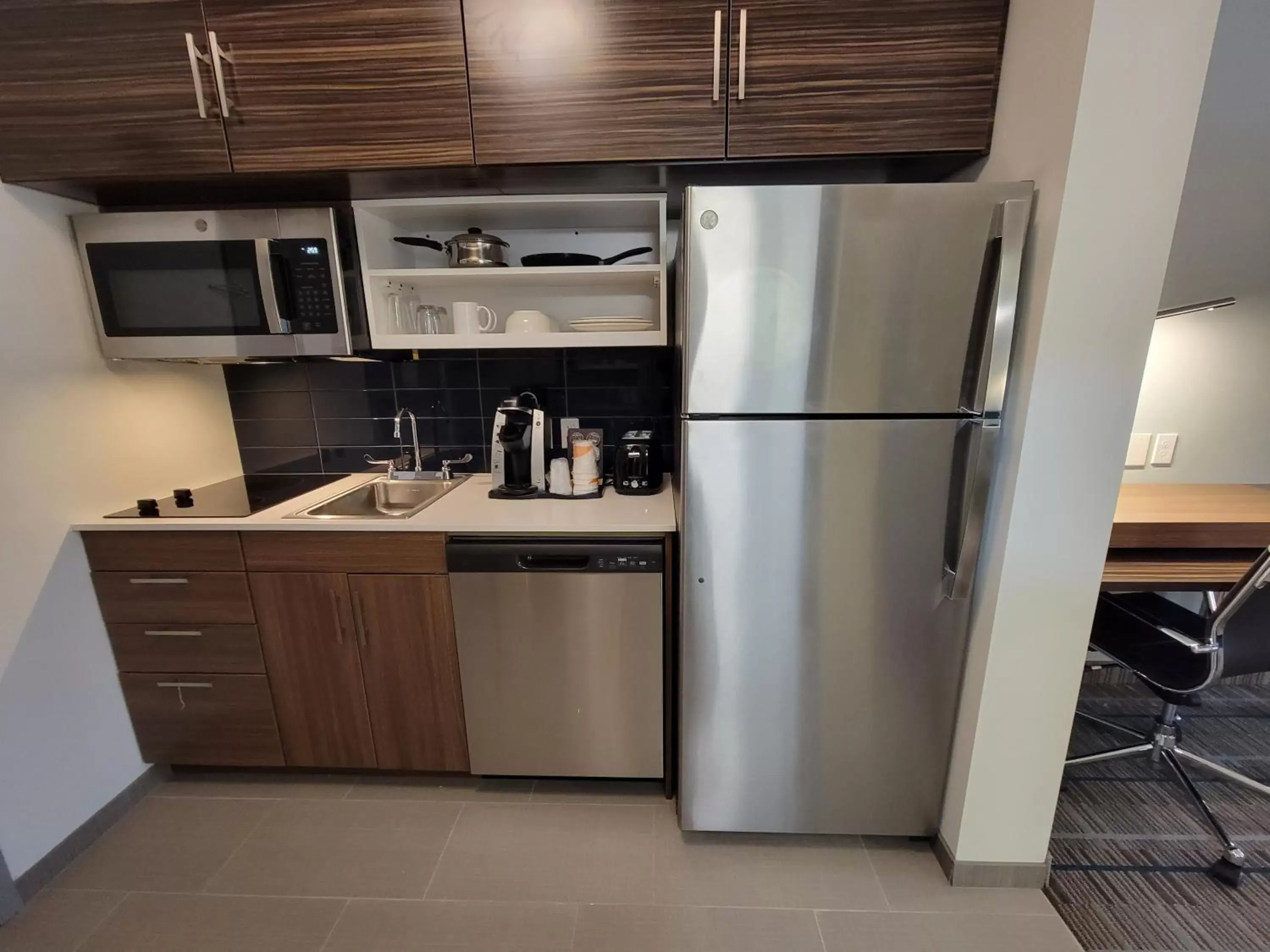 Kitchen or kitchenette, Kitchen/Kitchenette in MainStay Suites