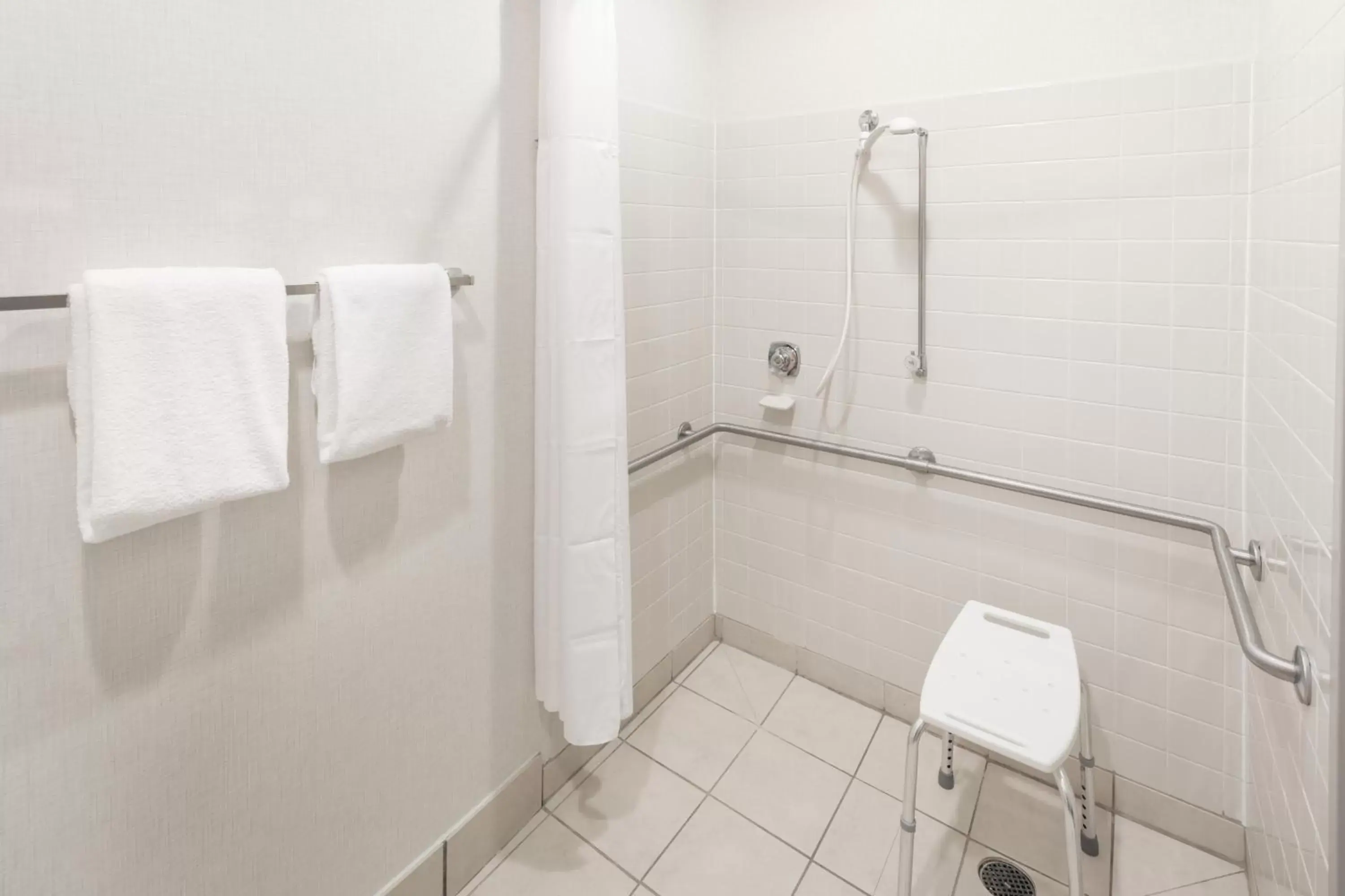 King Room with Roll-in Shower - Disability Access/Non-Smoking in Wingate by Wyndham Shreveport Airport King Room with Roll-in Shower - Disability Access/Non-Smoking in Wingate by Wyndham Shreveport Airport