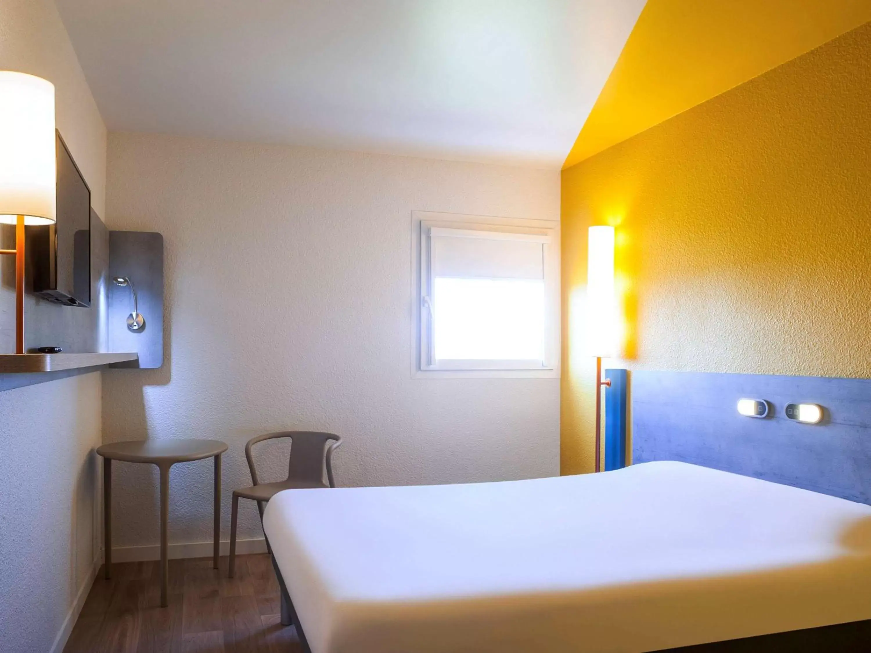Photo of the whole room, Bed in ibis budget Nuits Saint Georges