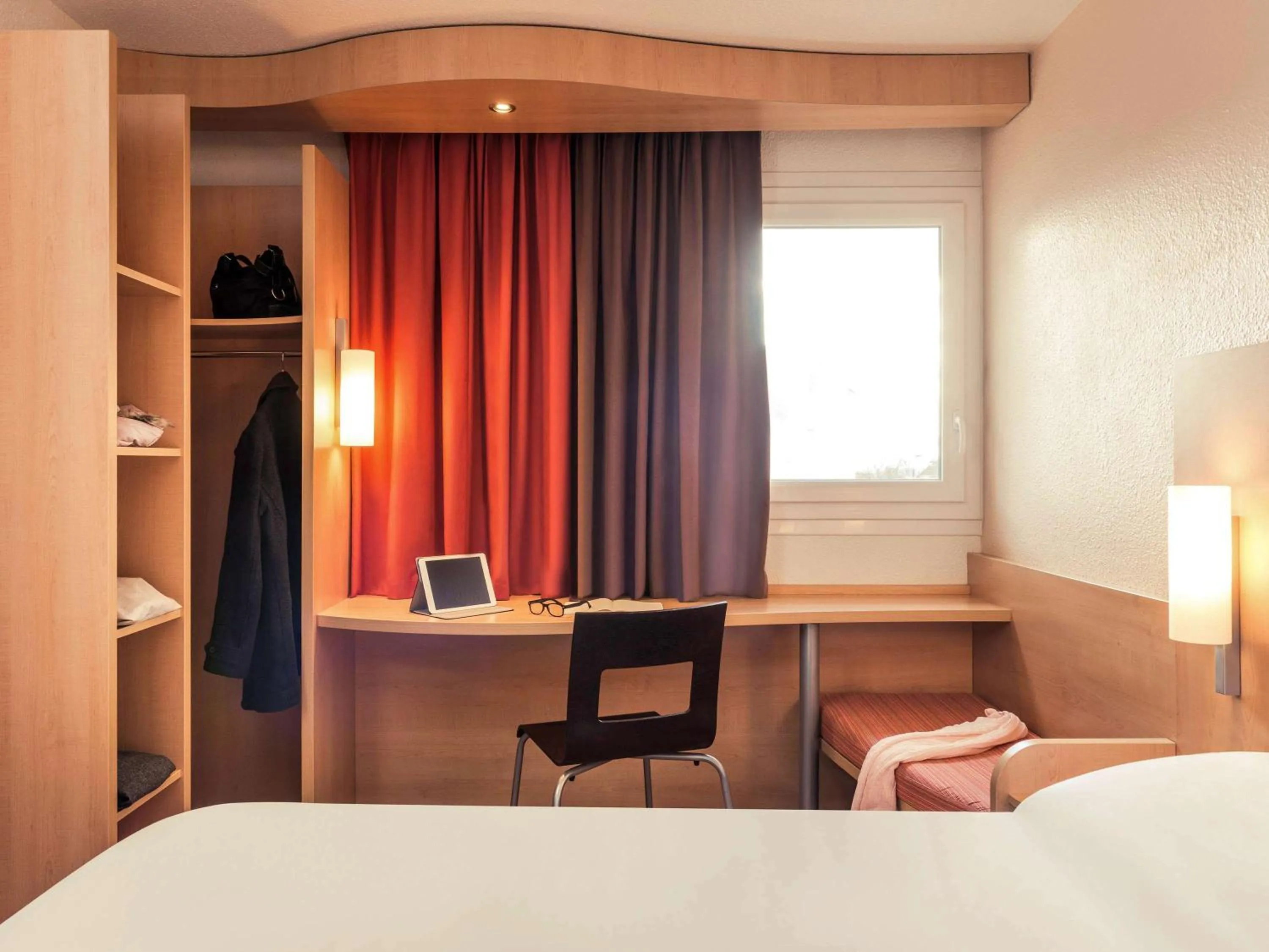 Photo of the whole room, Bed in ibis Epinay sur Seine - Gennevilliers