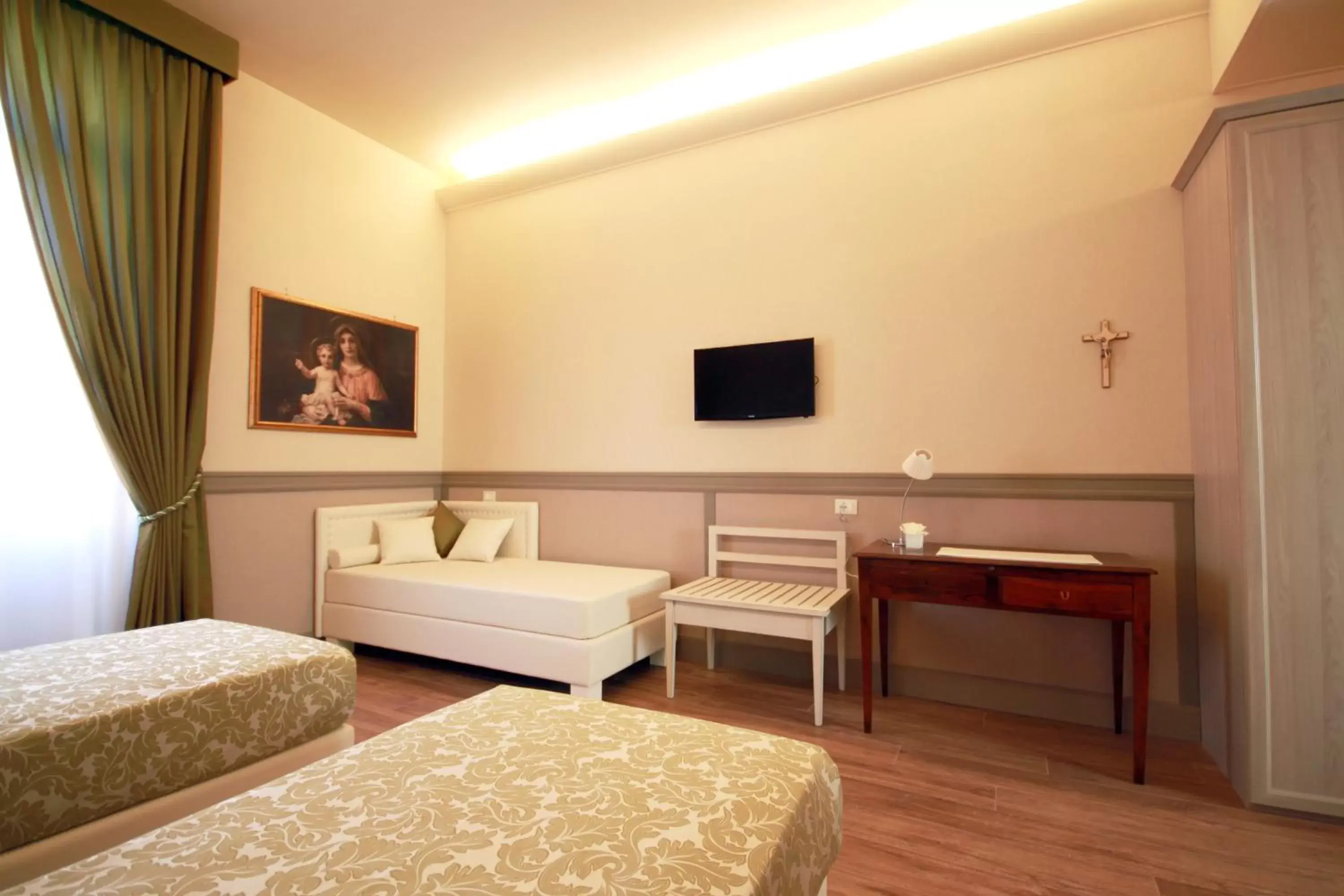 Bed, TV/Entertainment Center in Basilica Hotel