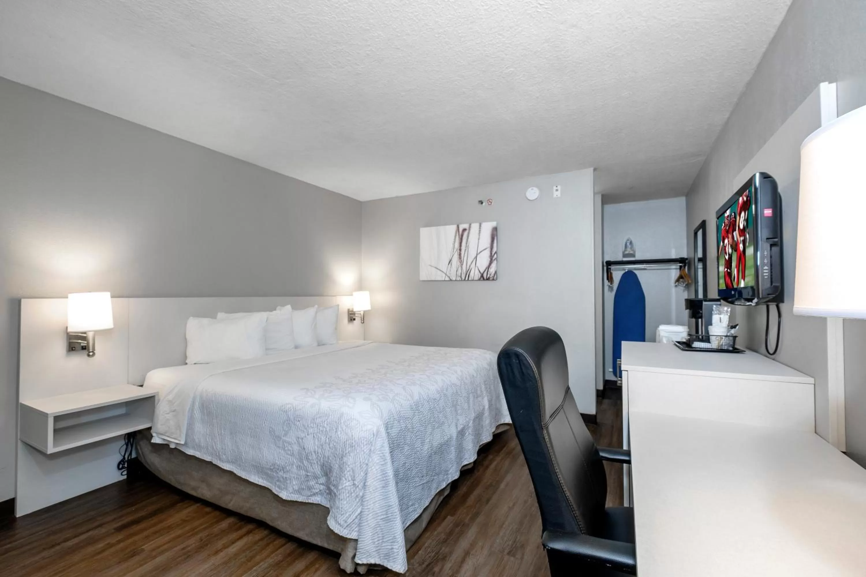 Photo of the whole room, Room Photo in Red Roof Inn PLUS Orlando-Convention Center- Int'l Dr