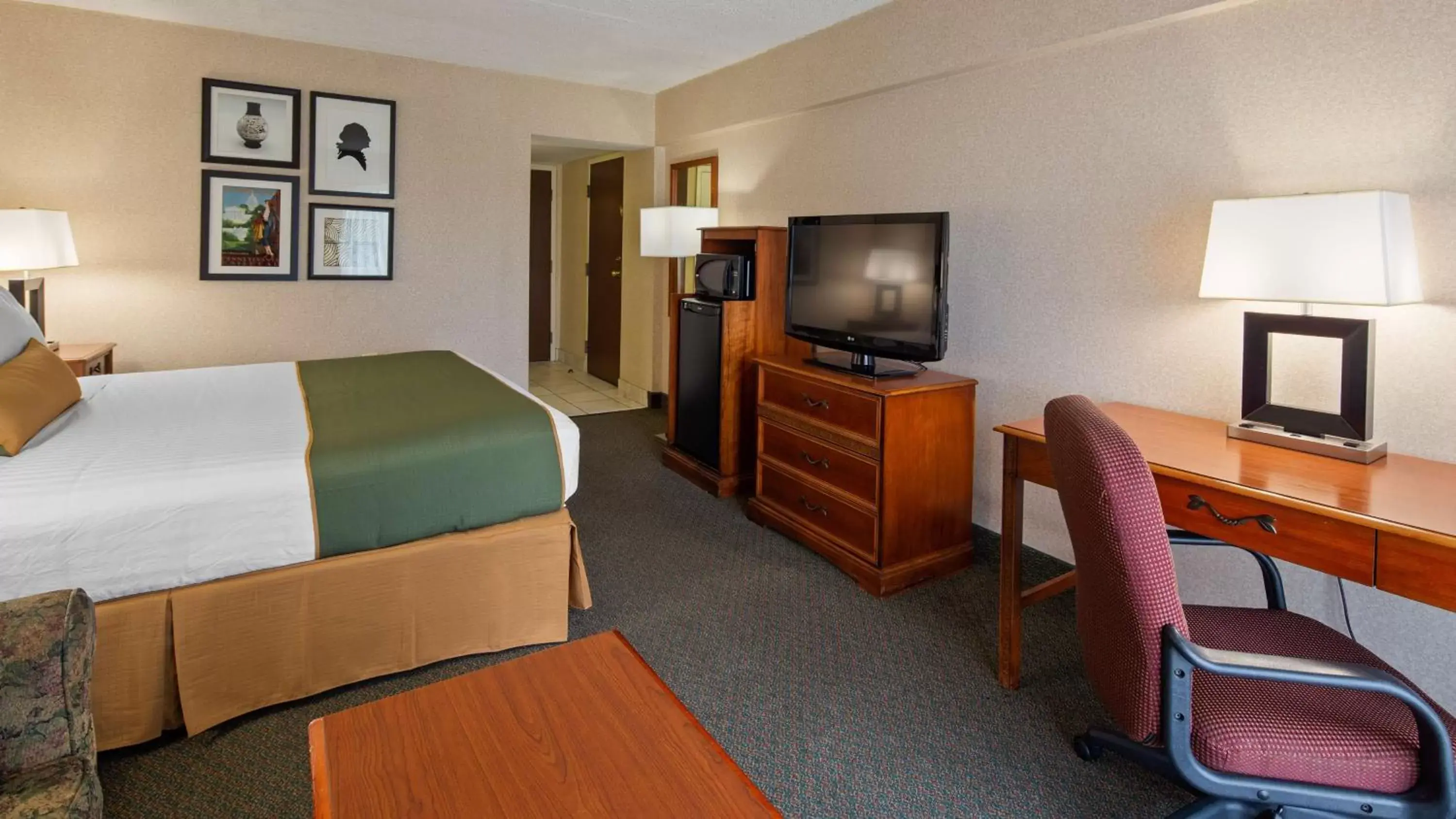 Photo of the whole room, TV/Entertainment Center in Best Western Capital Beltway