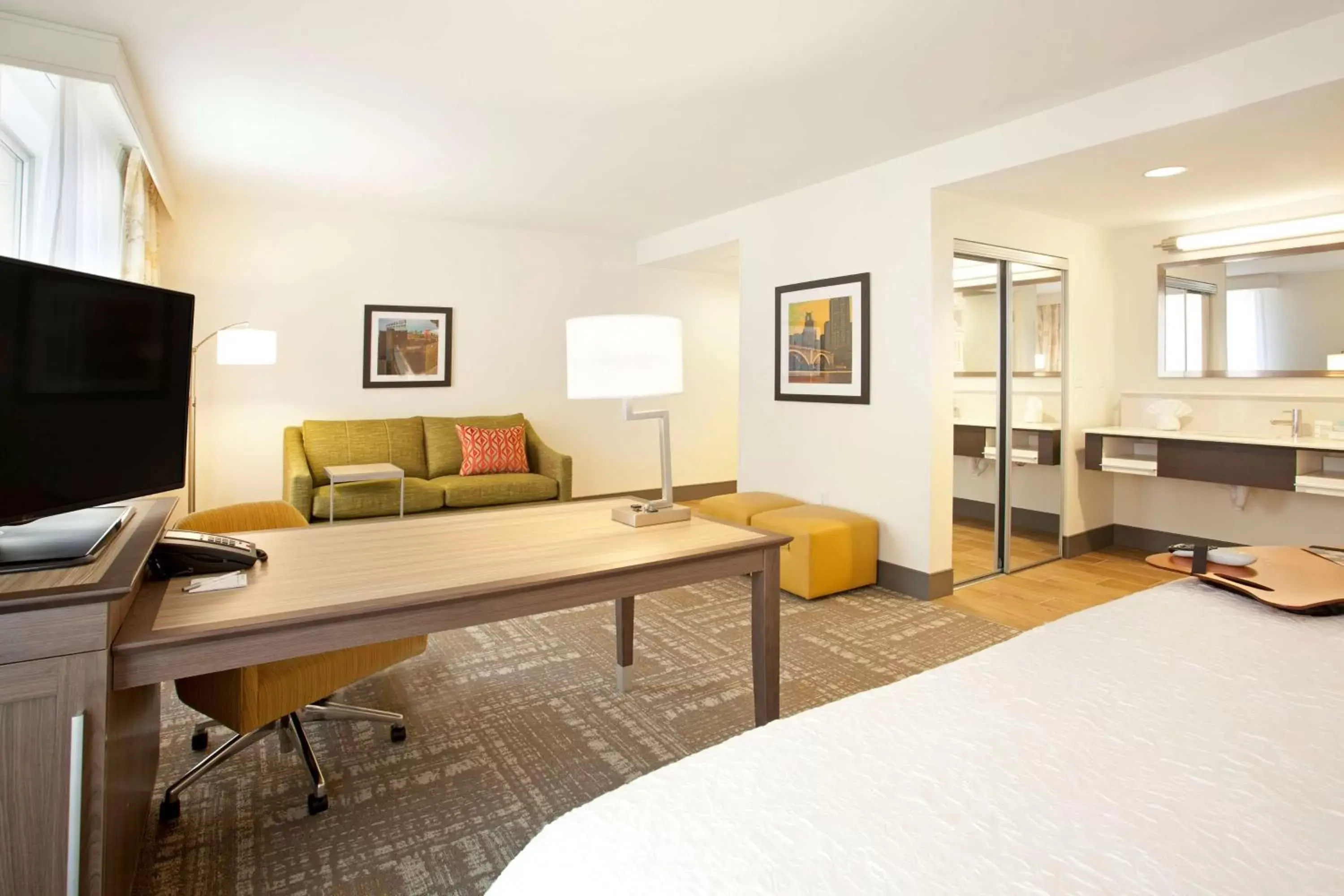 Living room, Bed in Hampton Inn & Suites - Minneapolis/Downtown