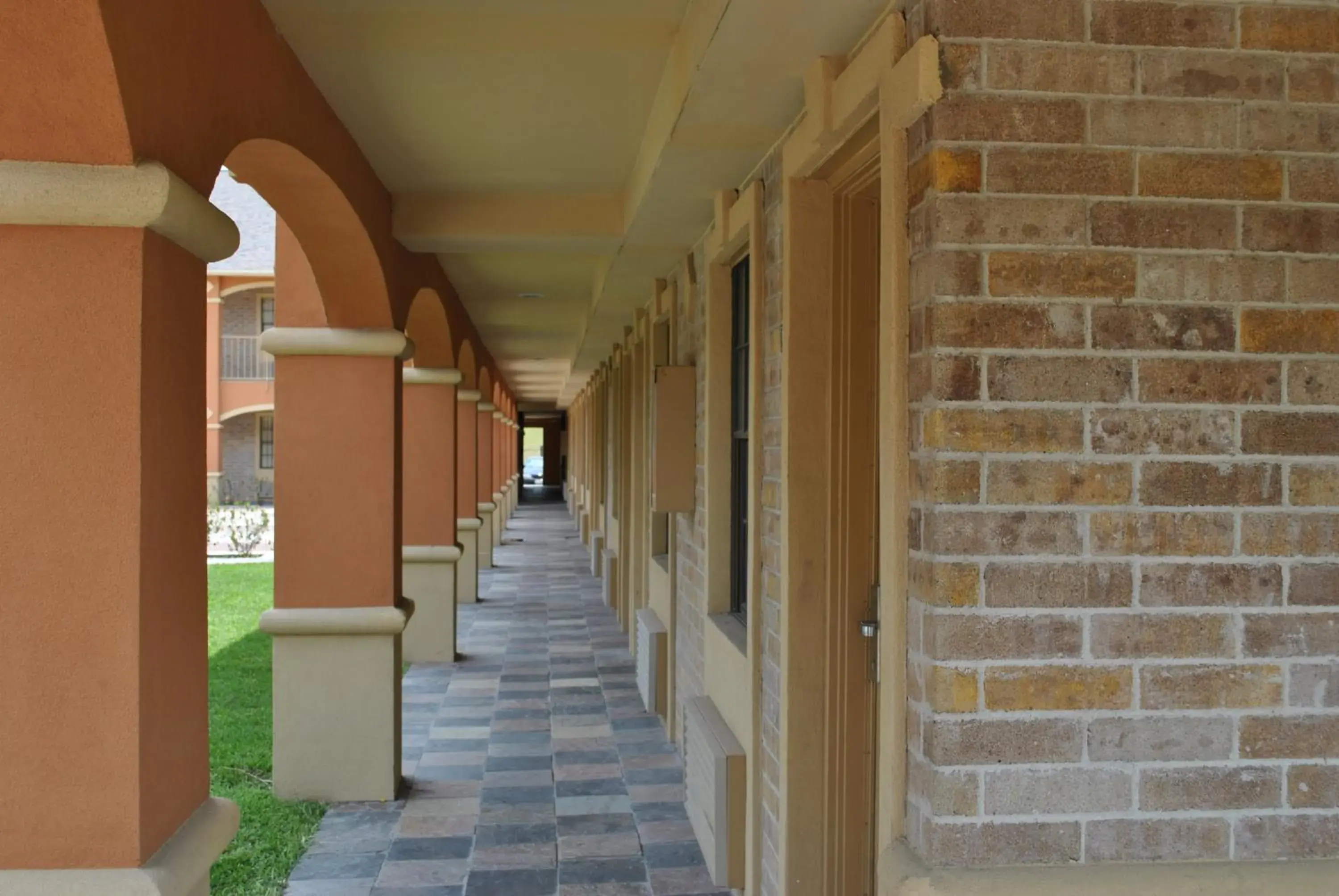 Facade/entrance in Executive Inn Brookshire