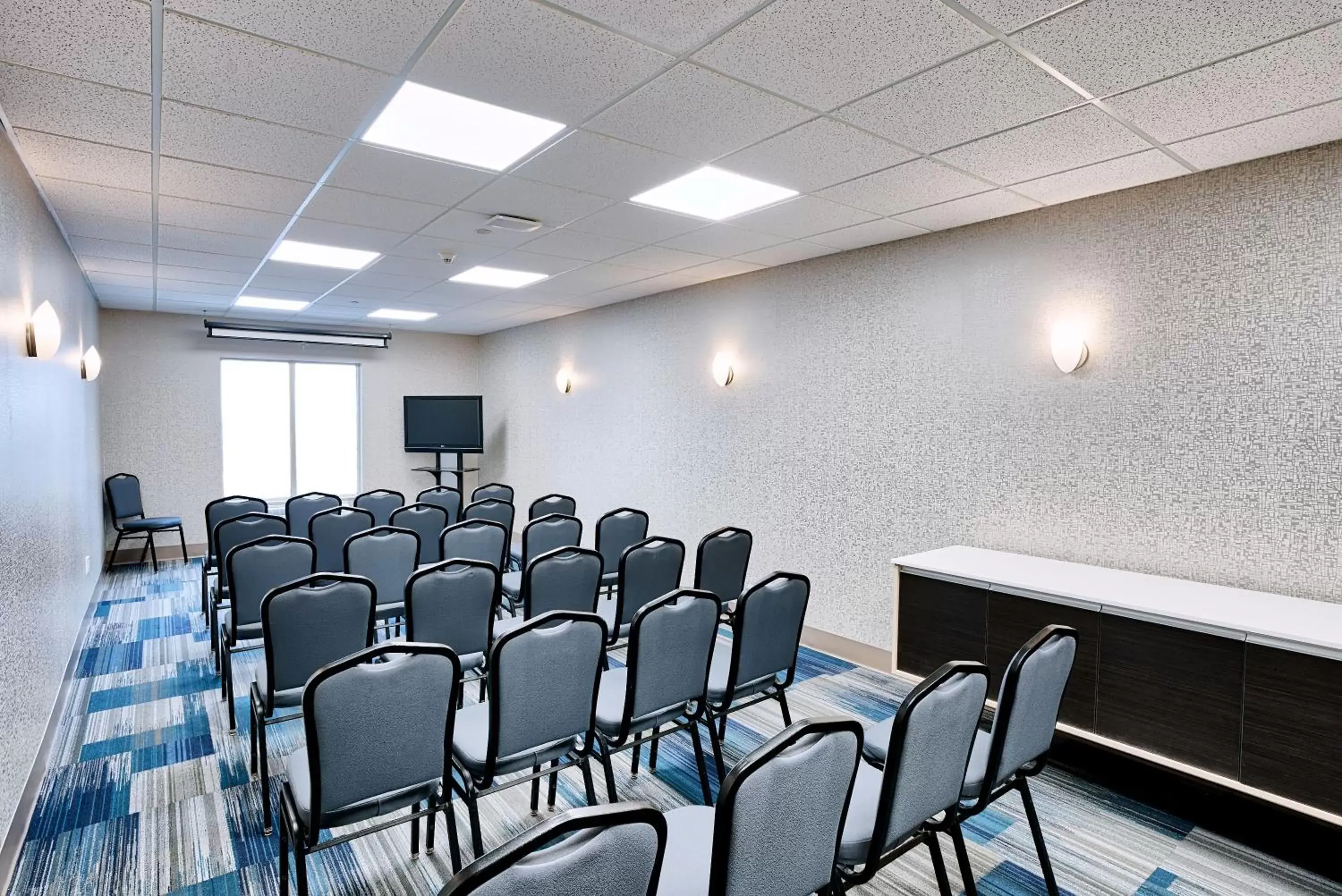 Meeting/conference room in Holiday Inn Express Hotel & Suites Dieppe Airport, an IHG Hotel