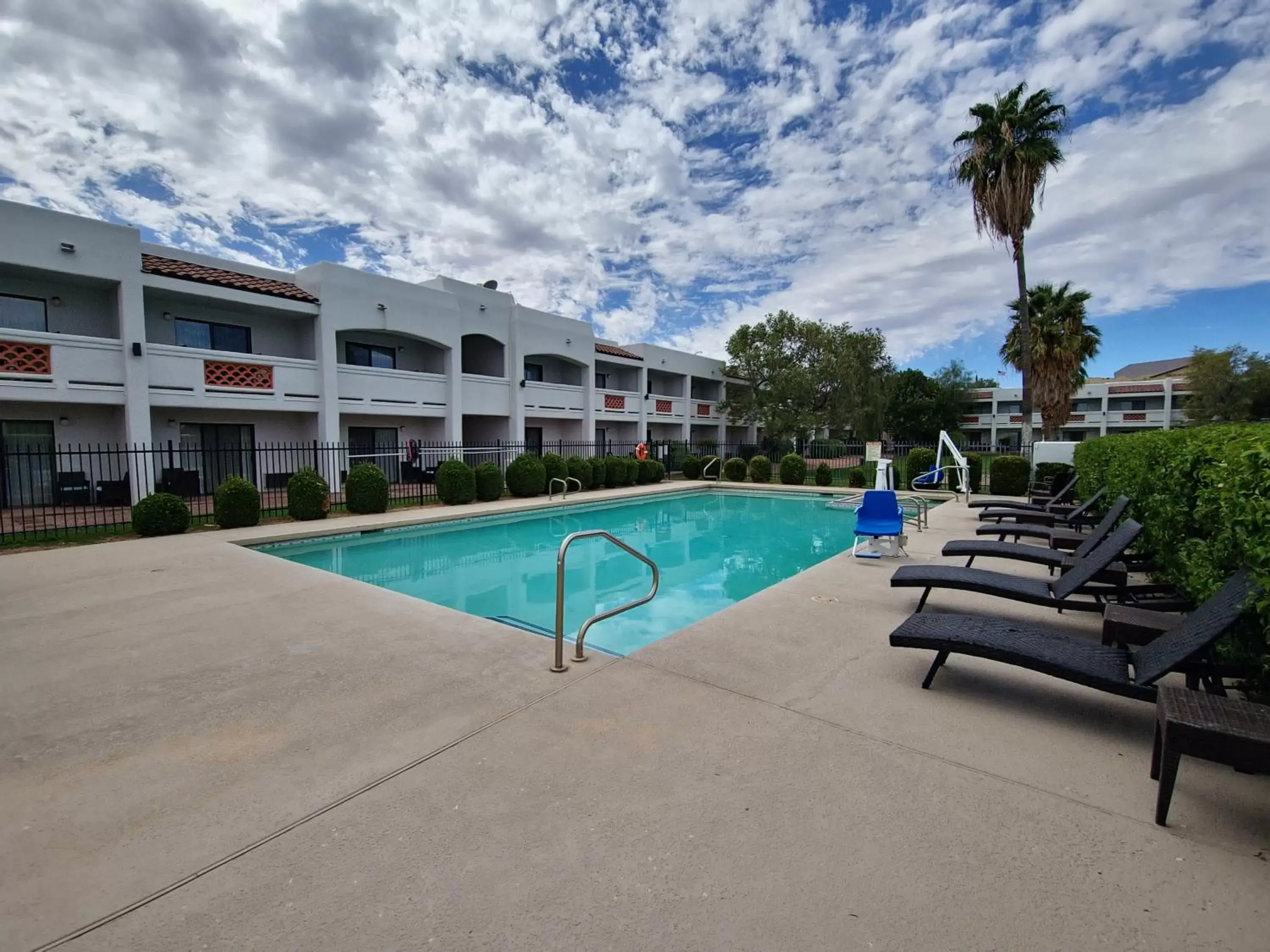 Swimming Pool in Los Viajeros Inn