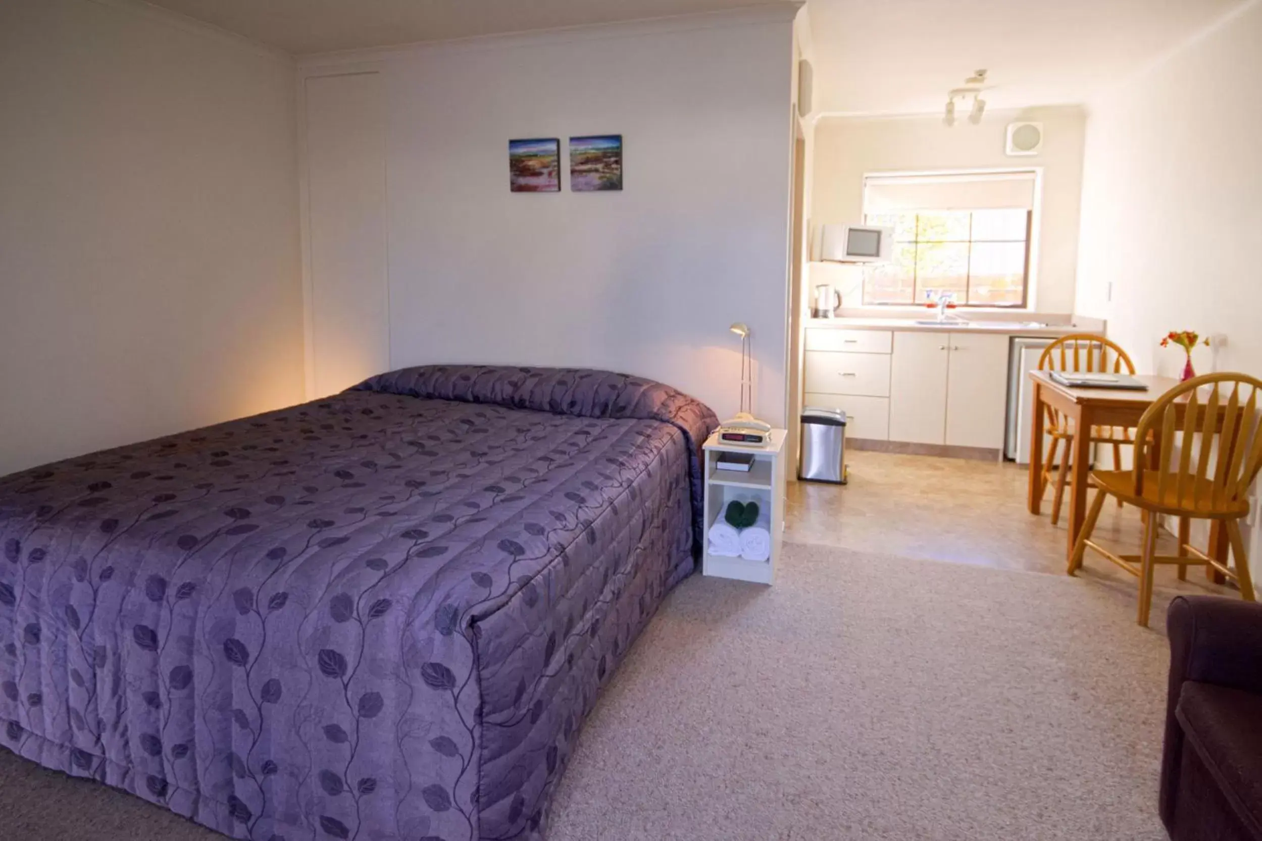 Bedroom, Bed in Arrow Motel Apartments