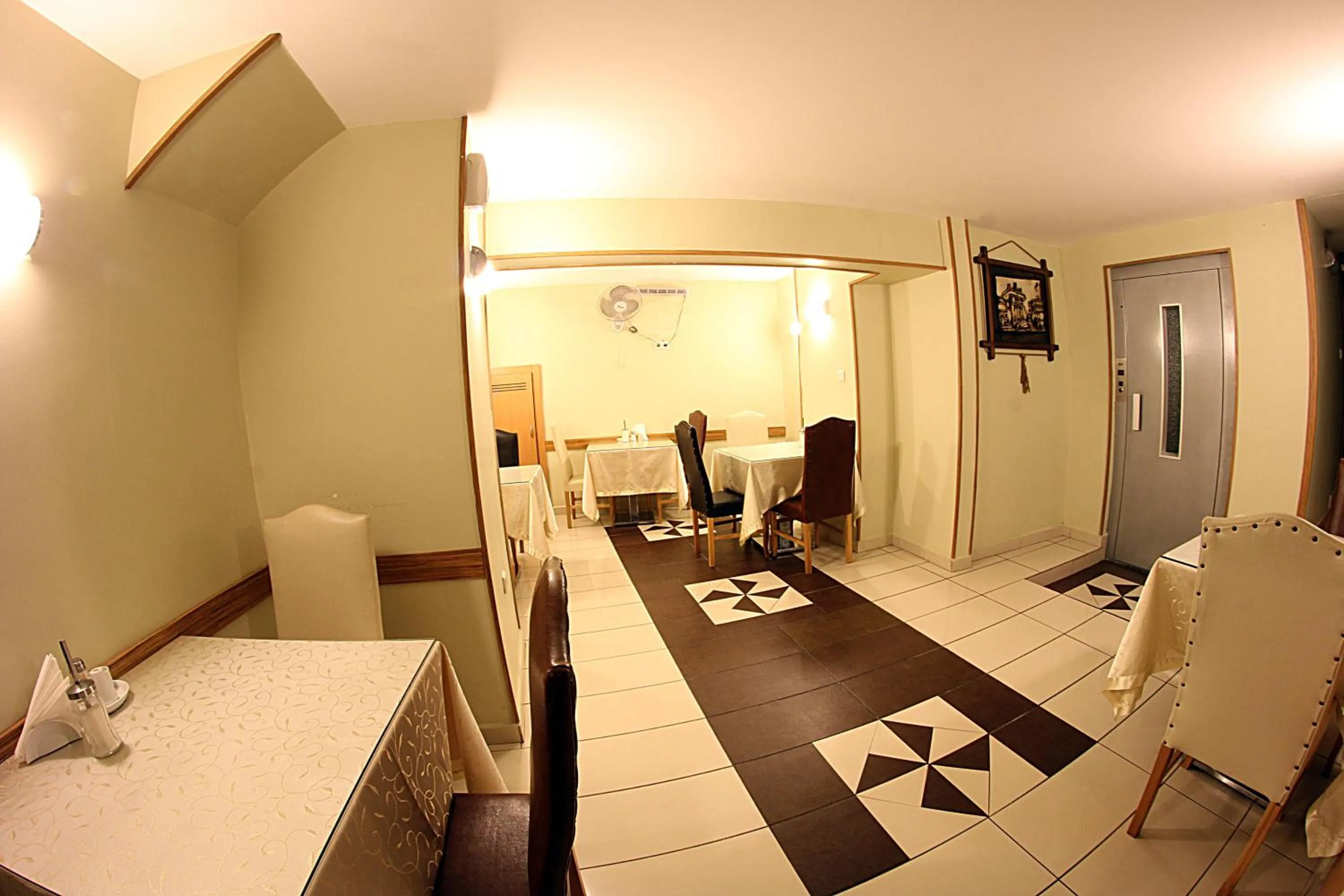 Restaurant/places to eat in Paradise Hotel