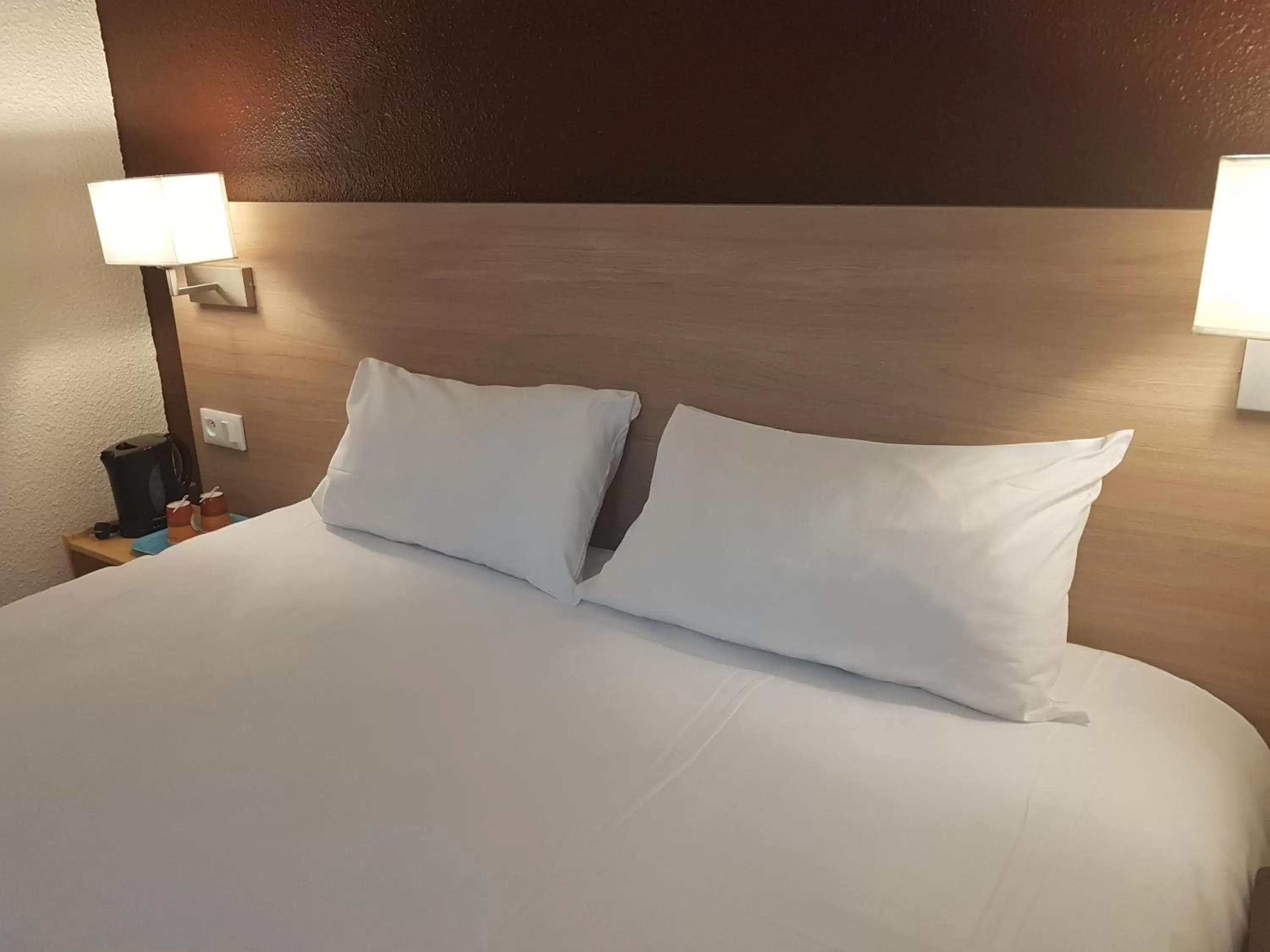 Bed in Brit Hotel Essentiel Tours Nord