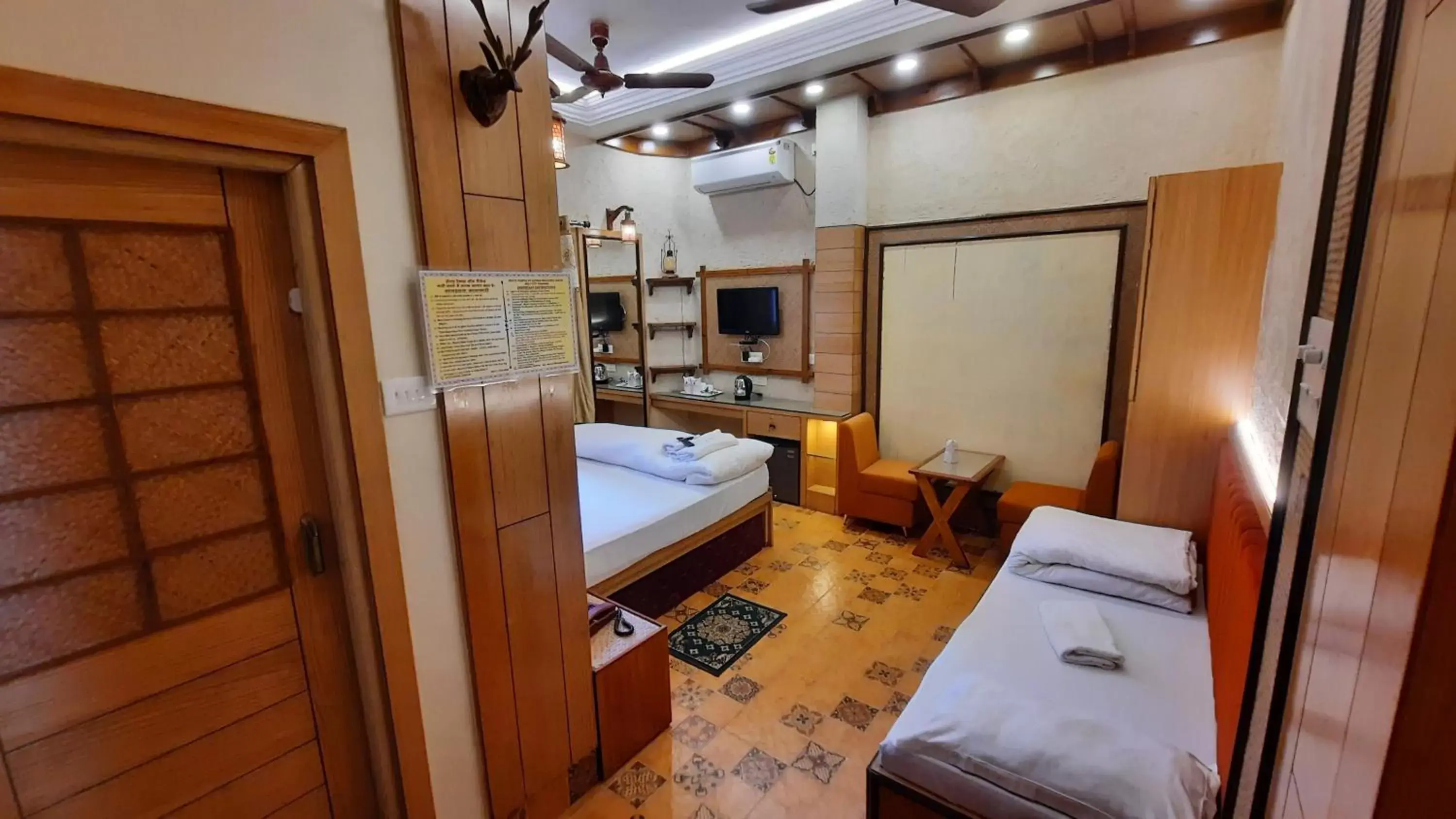 Bed, Bathroom in Hotel Temple On Ganges