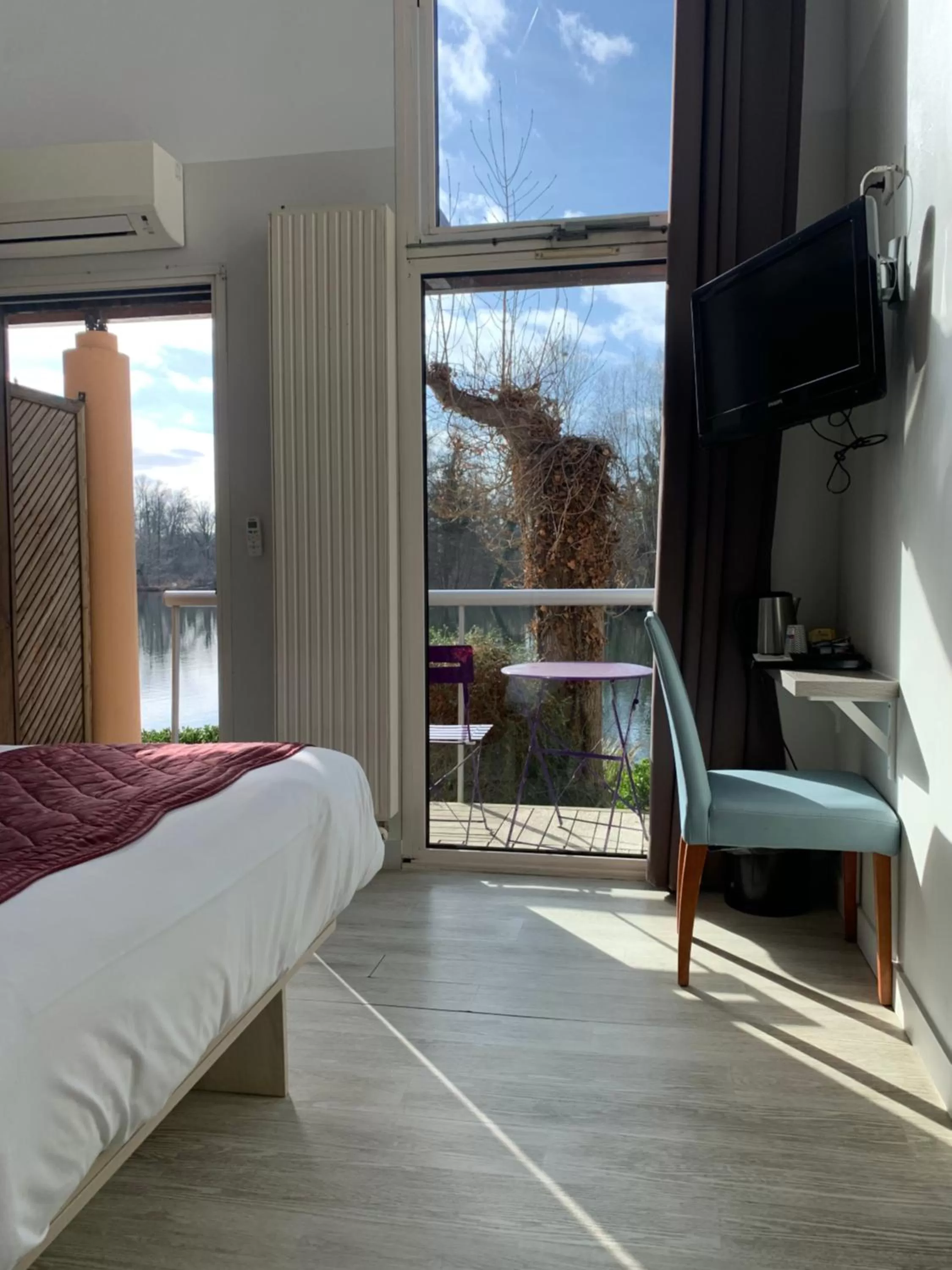 View (from property/room), Bed in Hôtel L'ile Du Saussay