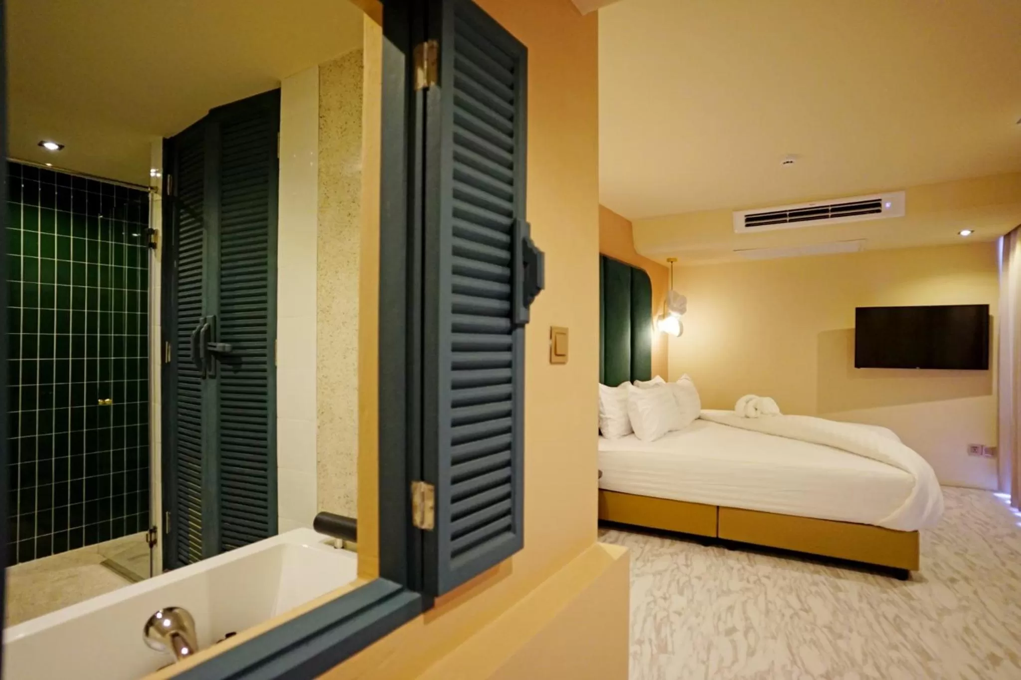 Other, Bed in 4 Monkeys Hotel