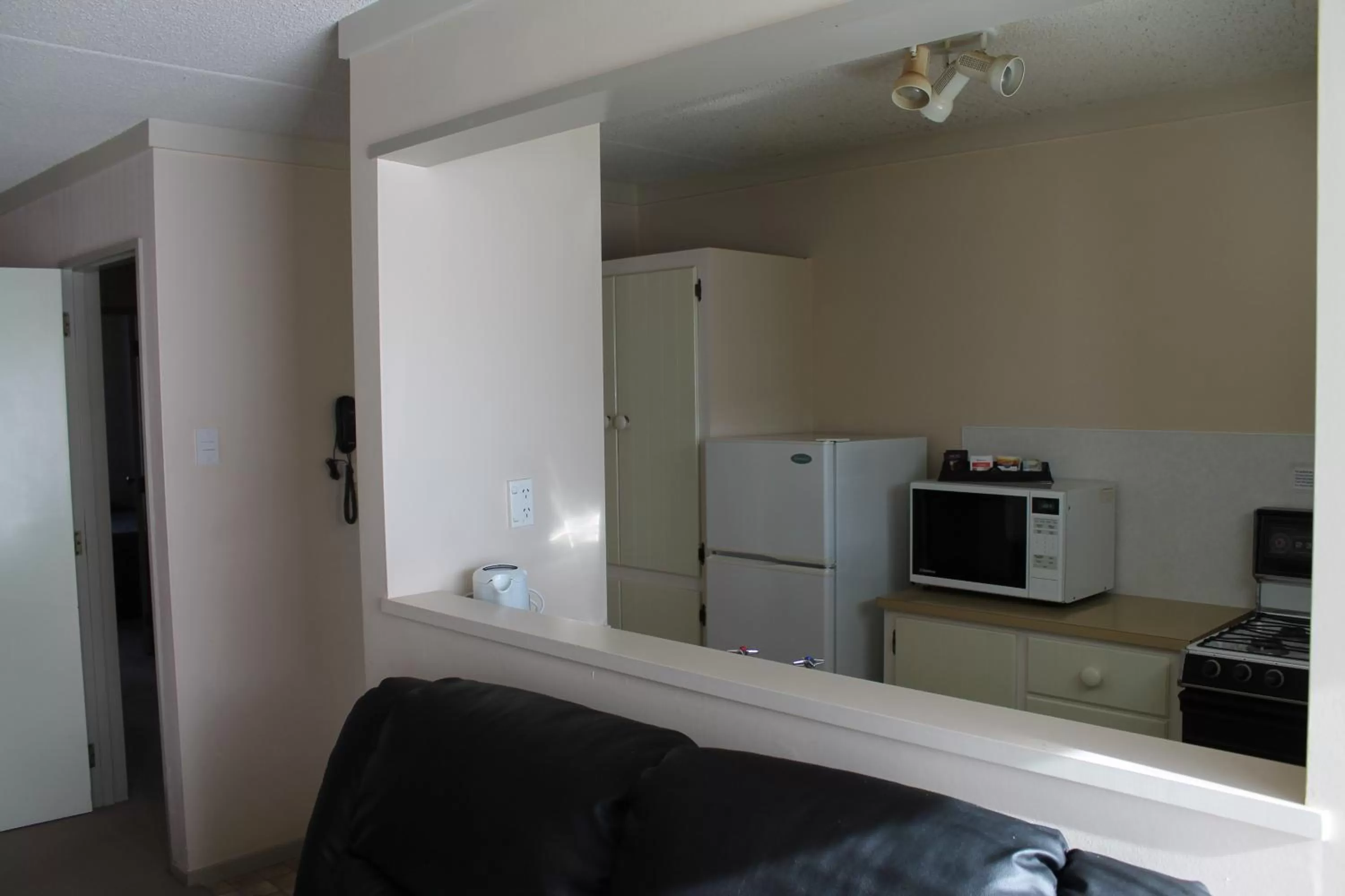 Kitchen or kitchenette in Riverview Motel