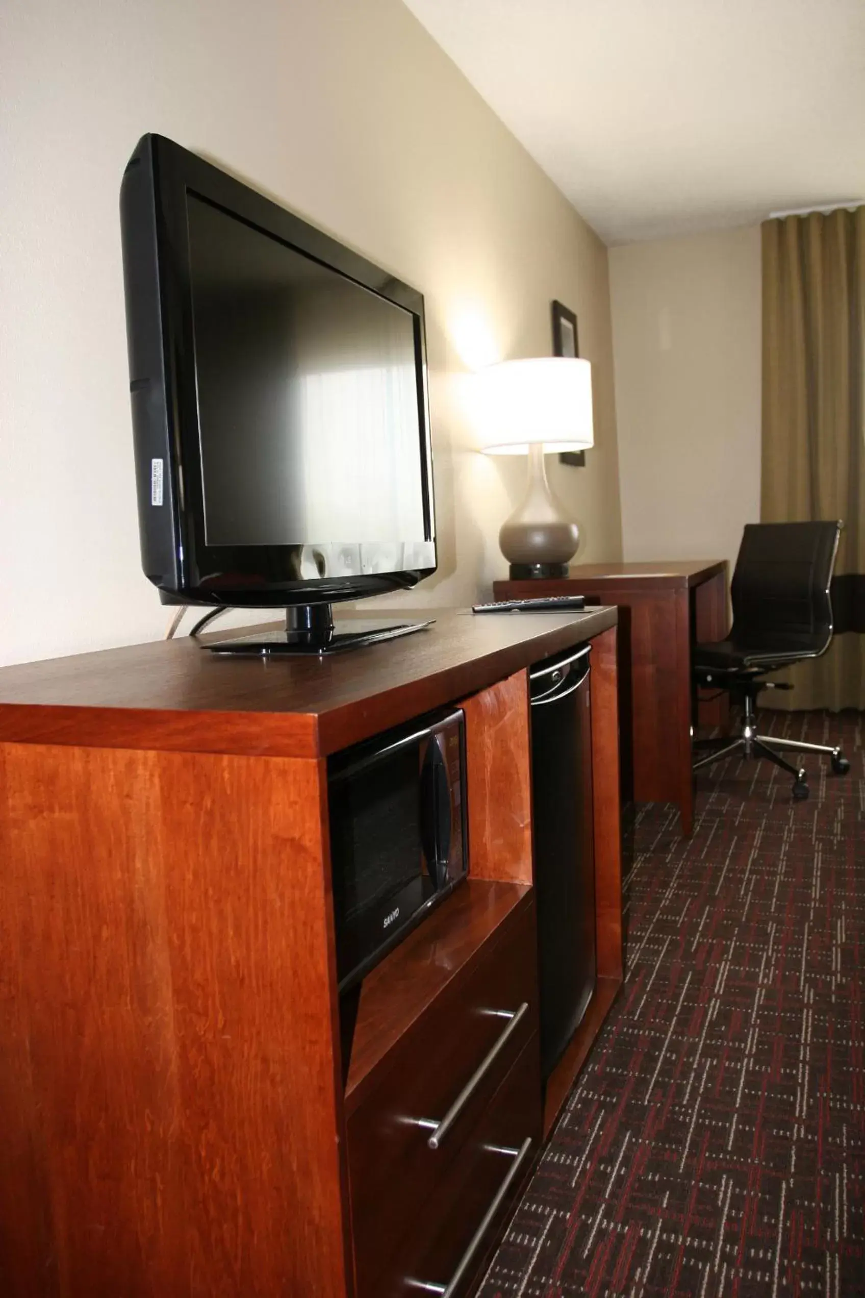 Bedroom, TV/Entertainment Center in Comfort Inn Wichita Falls near University