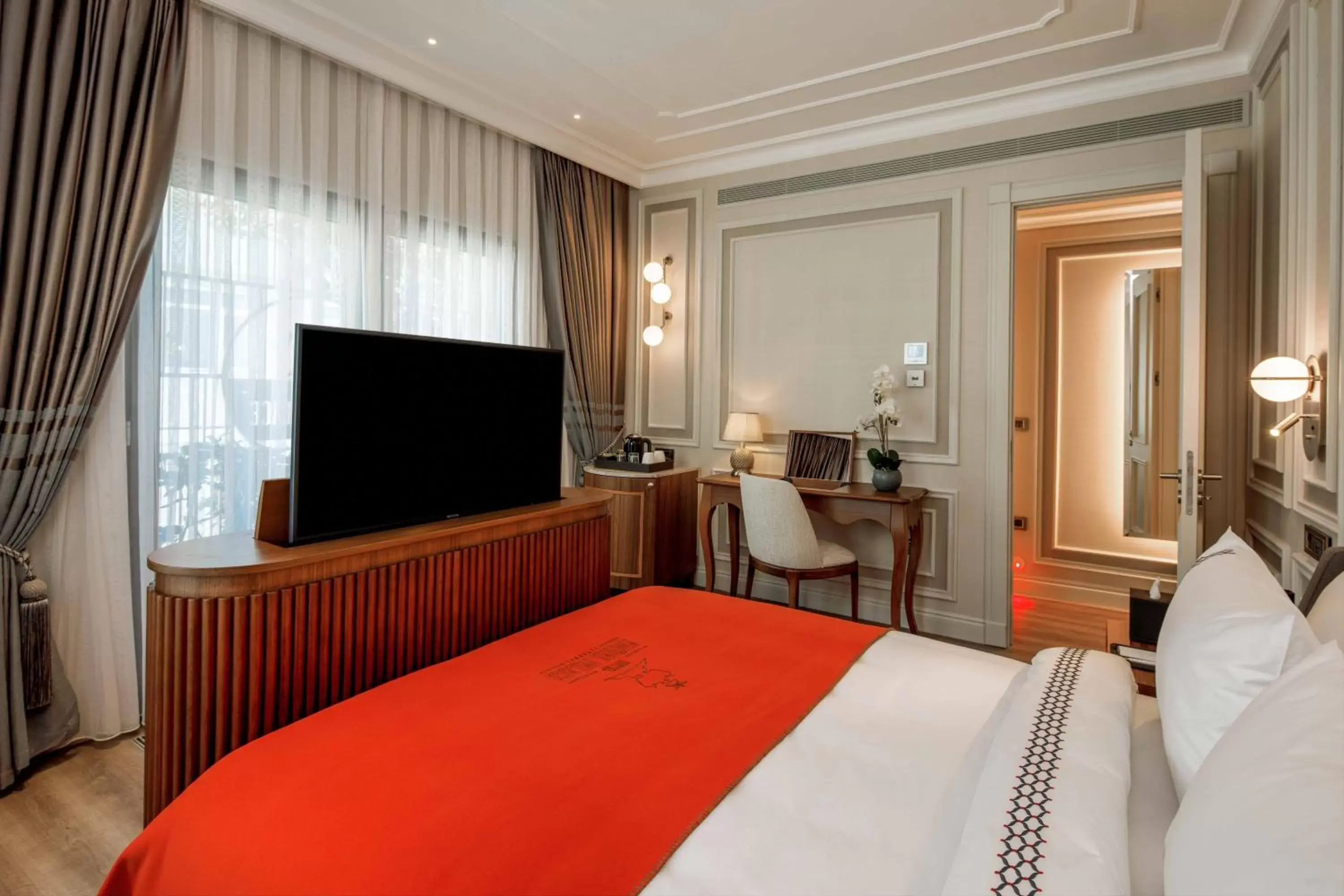 TV and multimedia in Amiral Palace Hotel Boutique Class