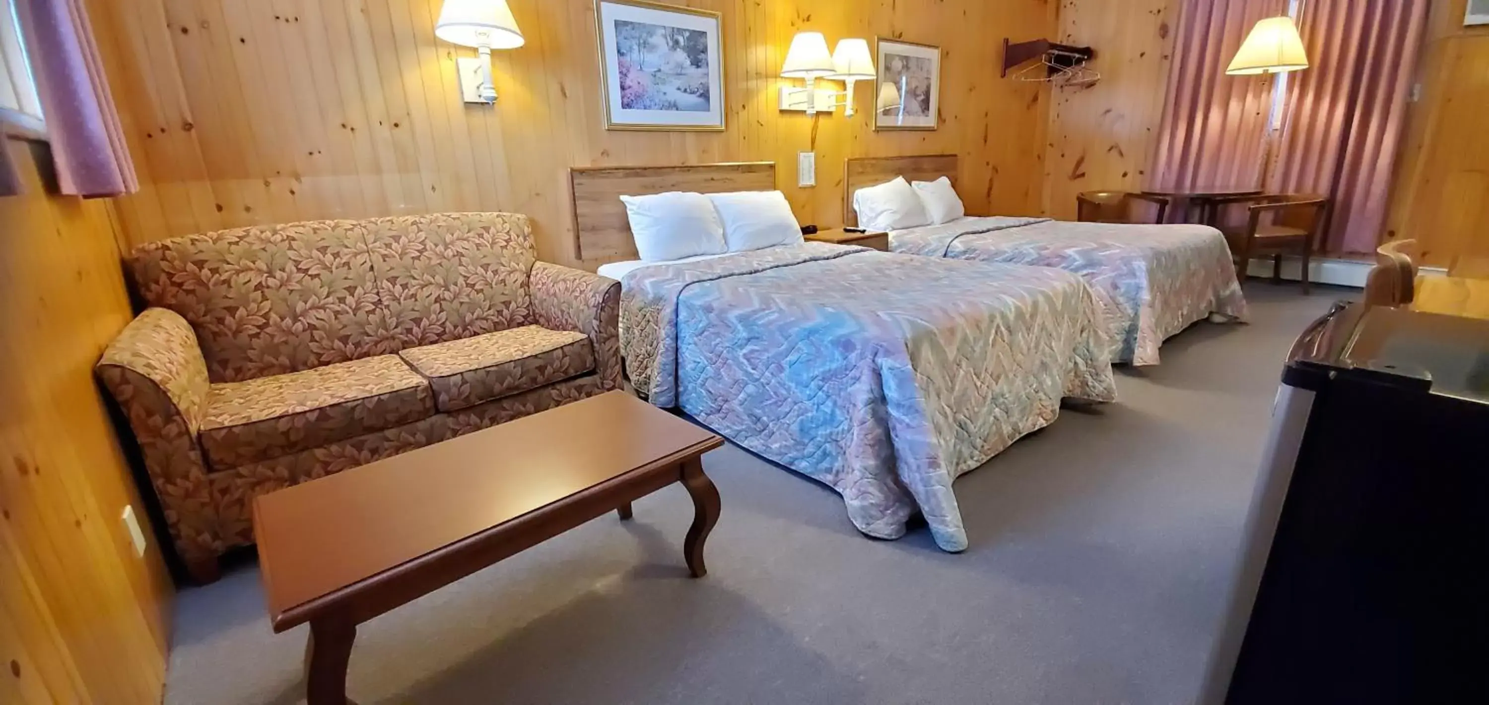 Bedroom, Bed in Red Ranch Inn