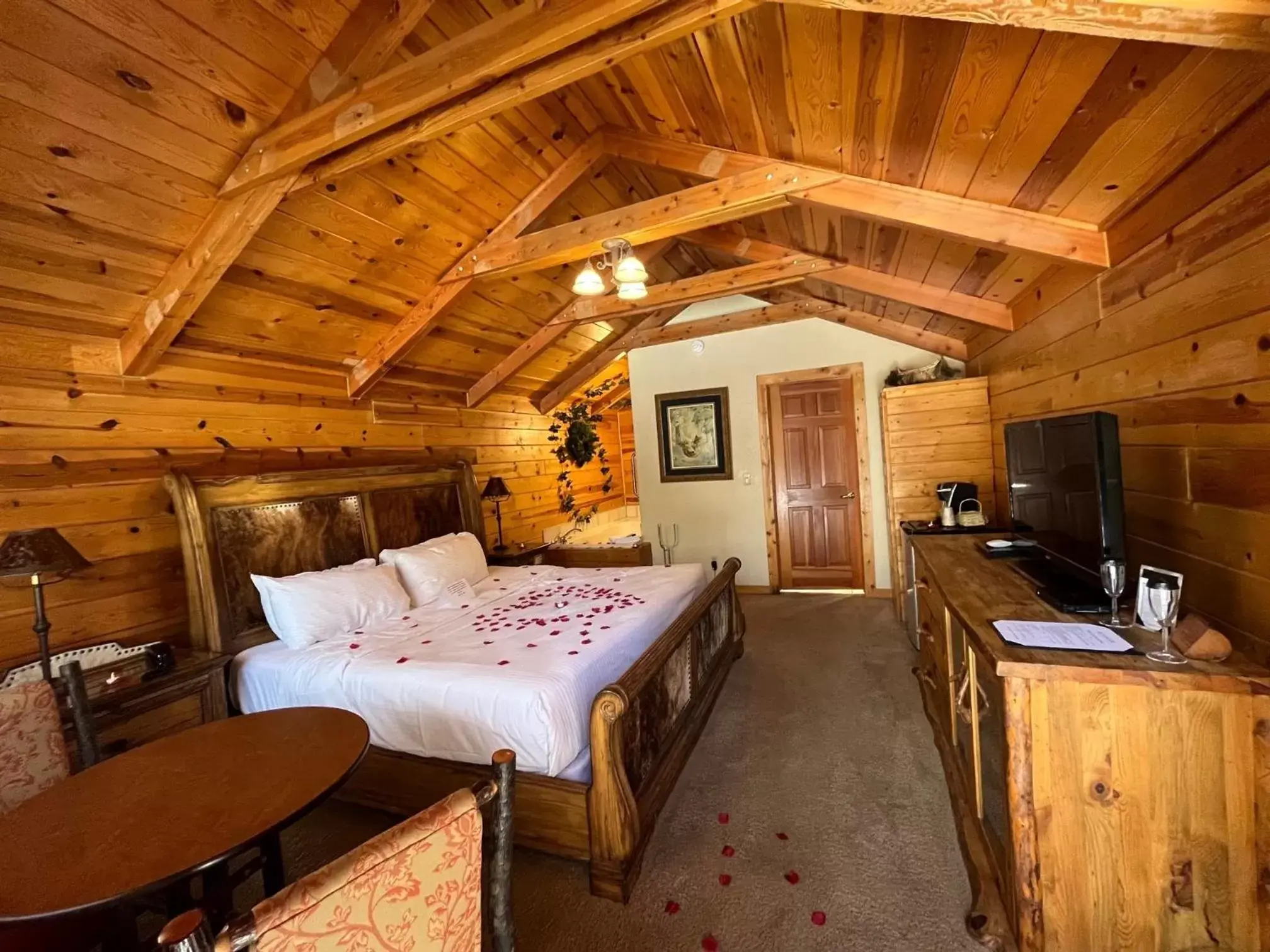 Bed in Alaskan Inn and Spa