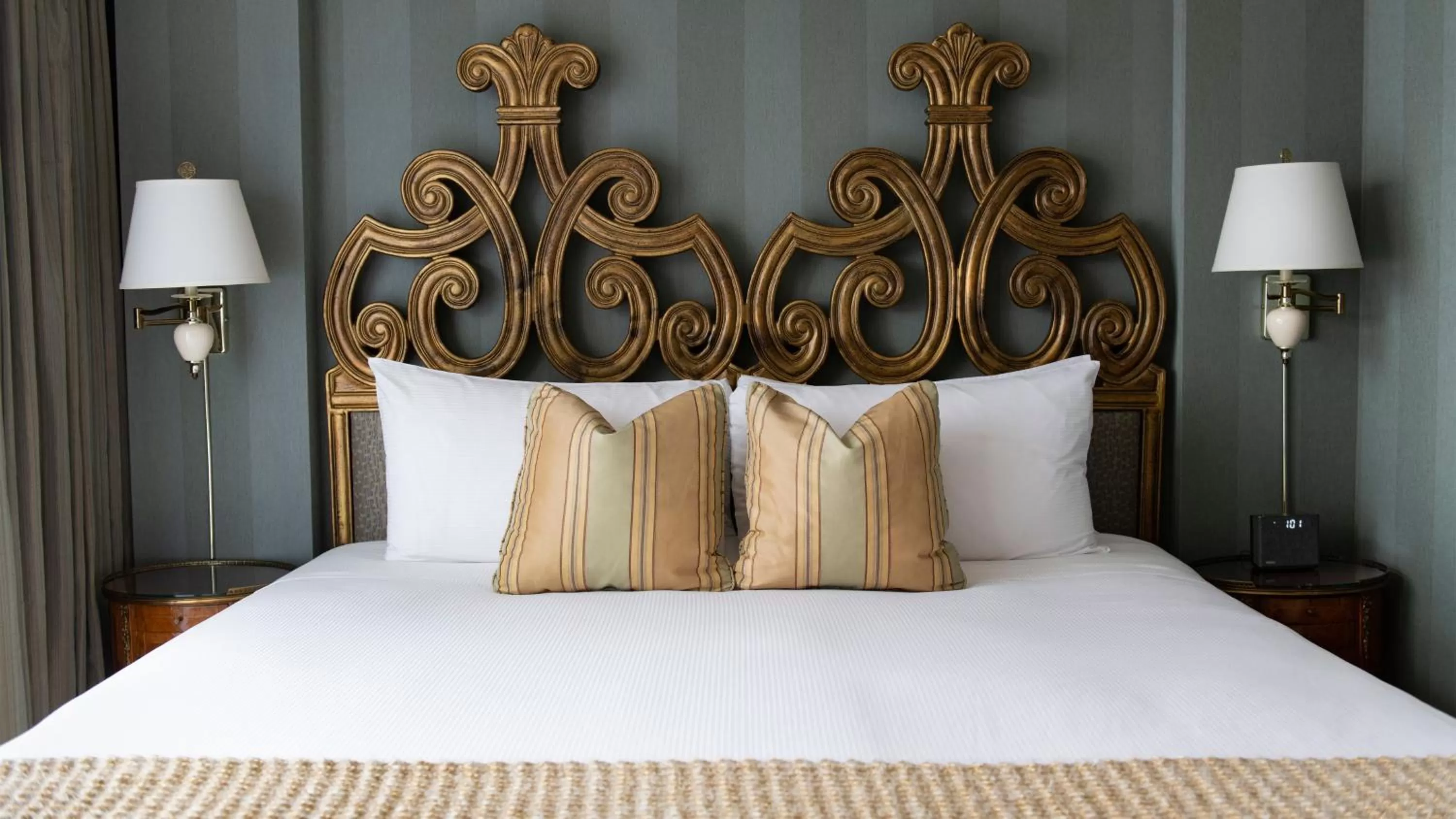 Bed in Wedgewood Hotel & Spa - Relais & Chateaux