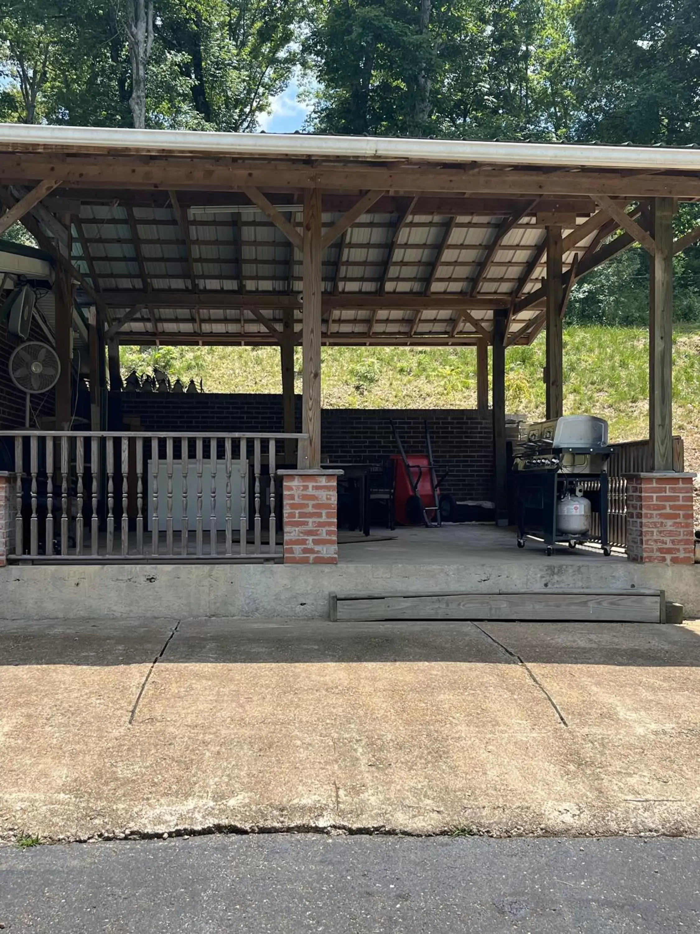 BBQ facilities in Pinetree Inn