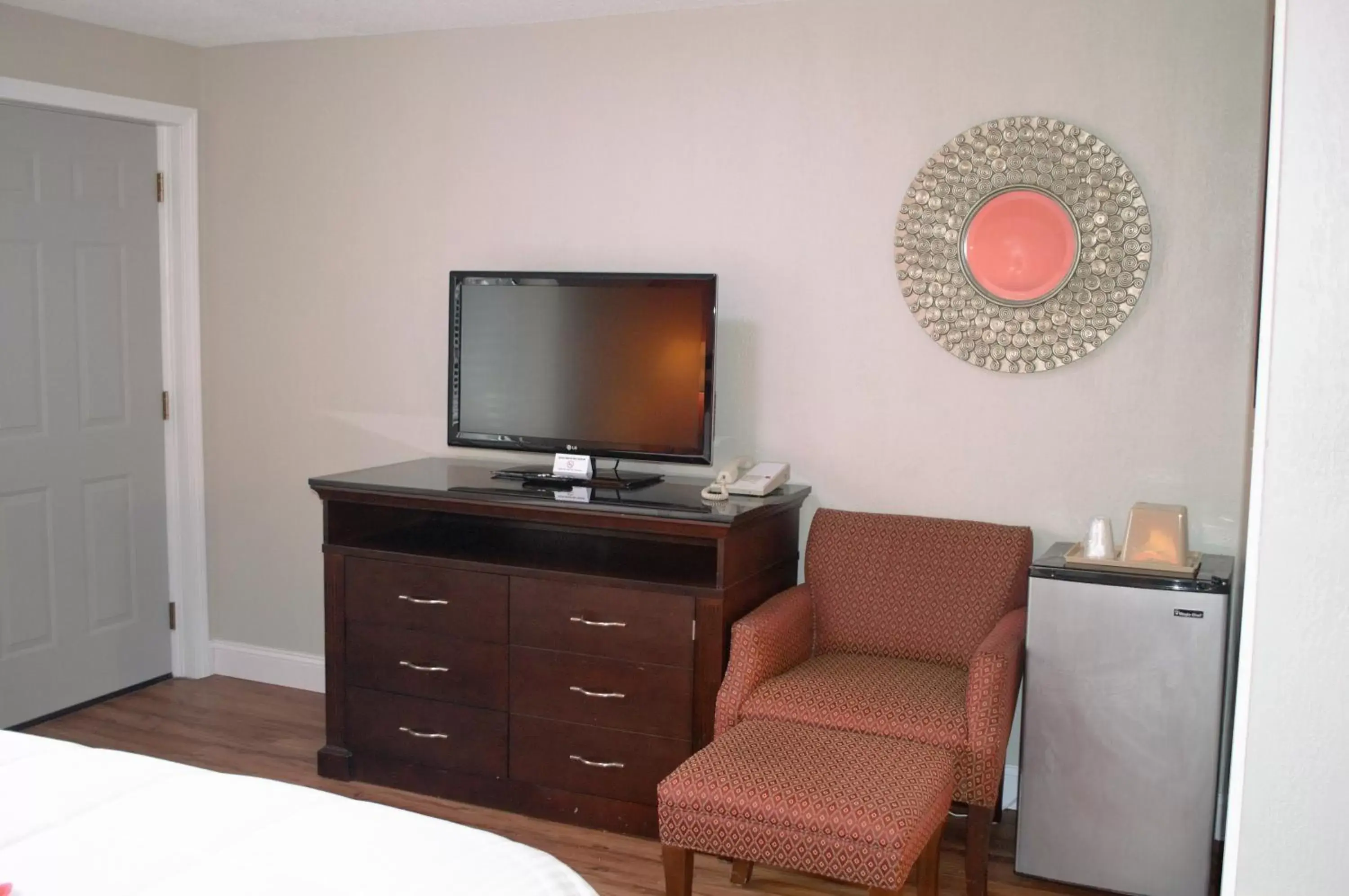 TV and multimedia, TV/Entertainment Center in Carrier Motor Lodge