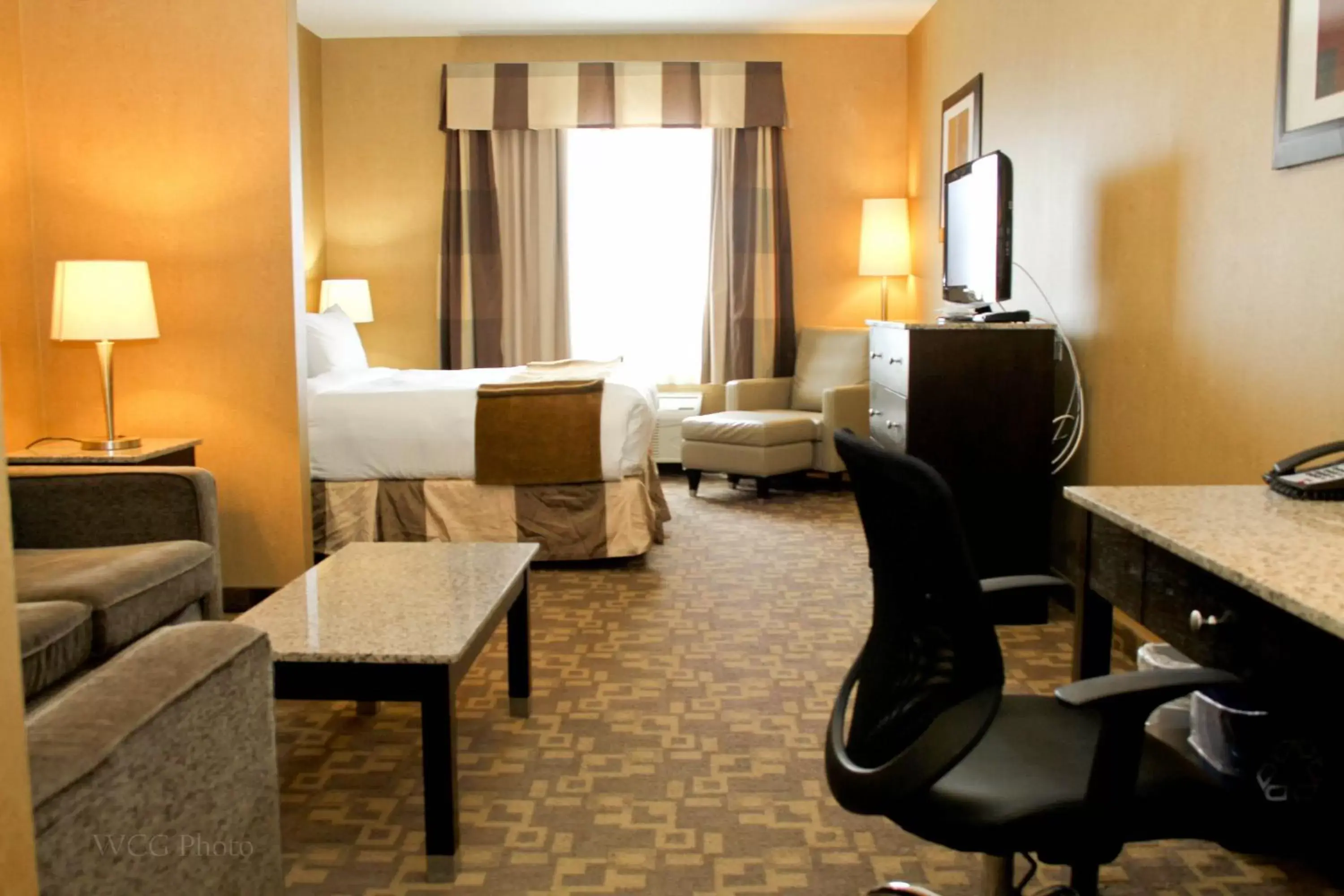 Bed in Best Western Plus South Edmonton Inn & Suites