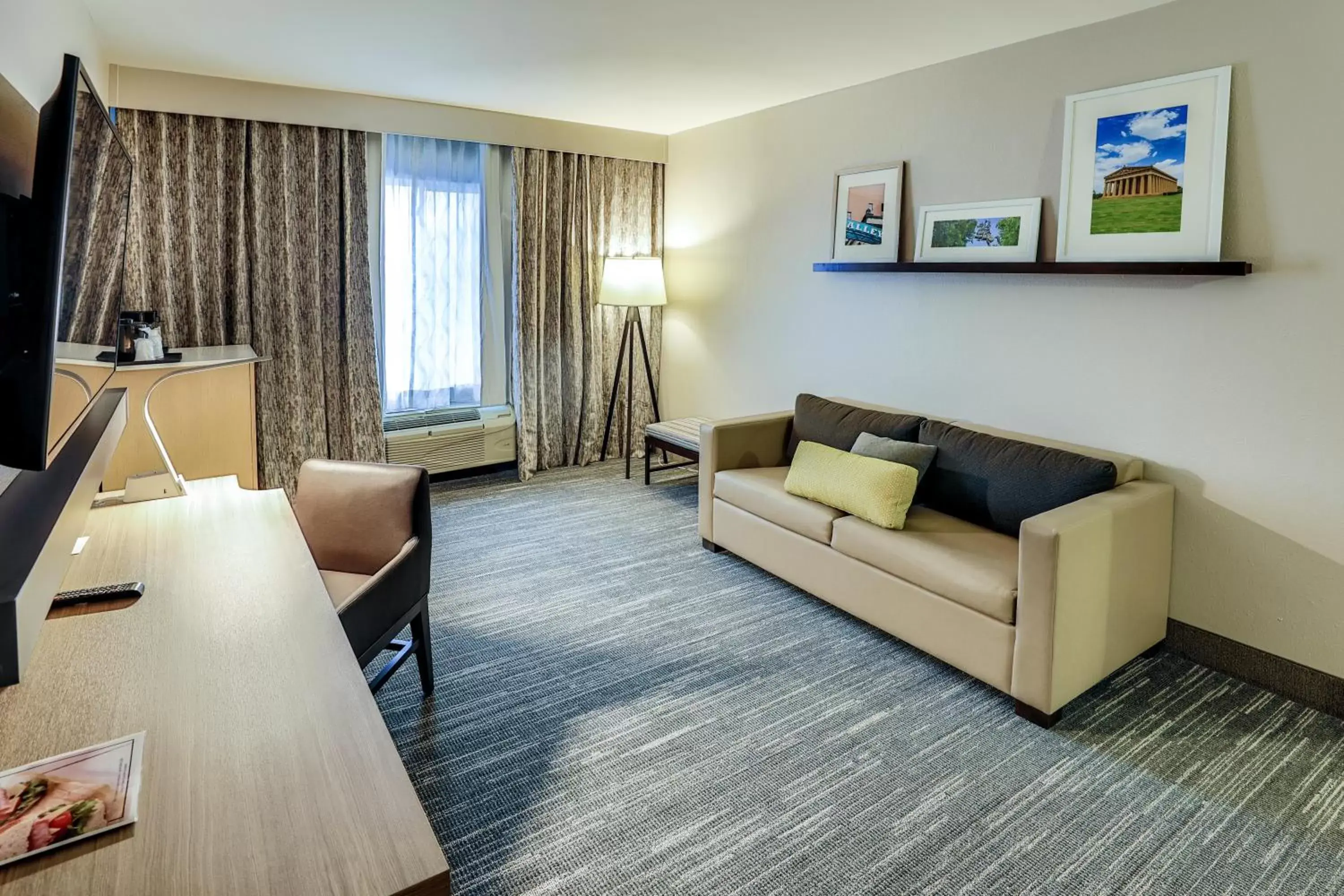 Seating Area in Country Inn & Suites by Radisson, Nashville Airport, TN