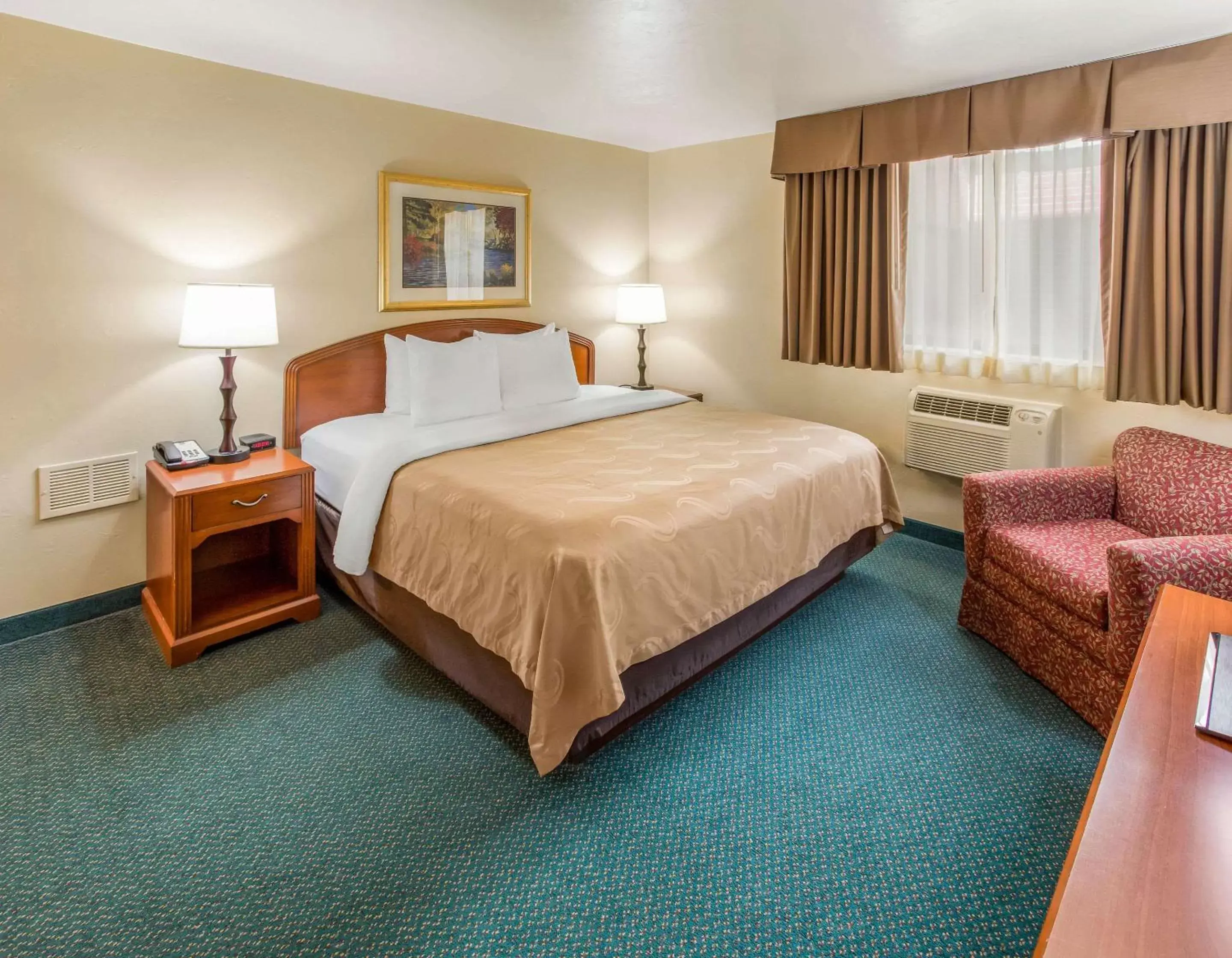 Photo of the whole room, Bed in Quality Inn & Suites Downtown