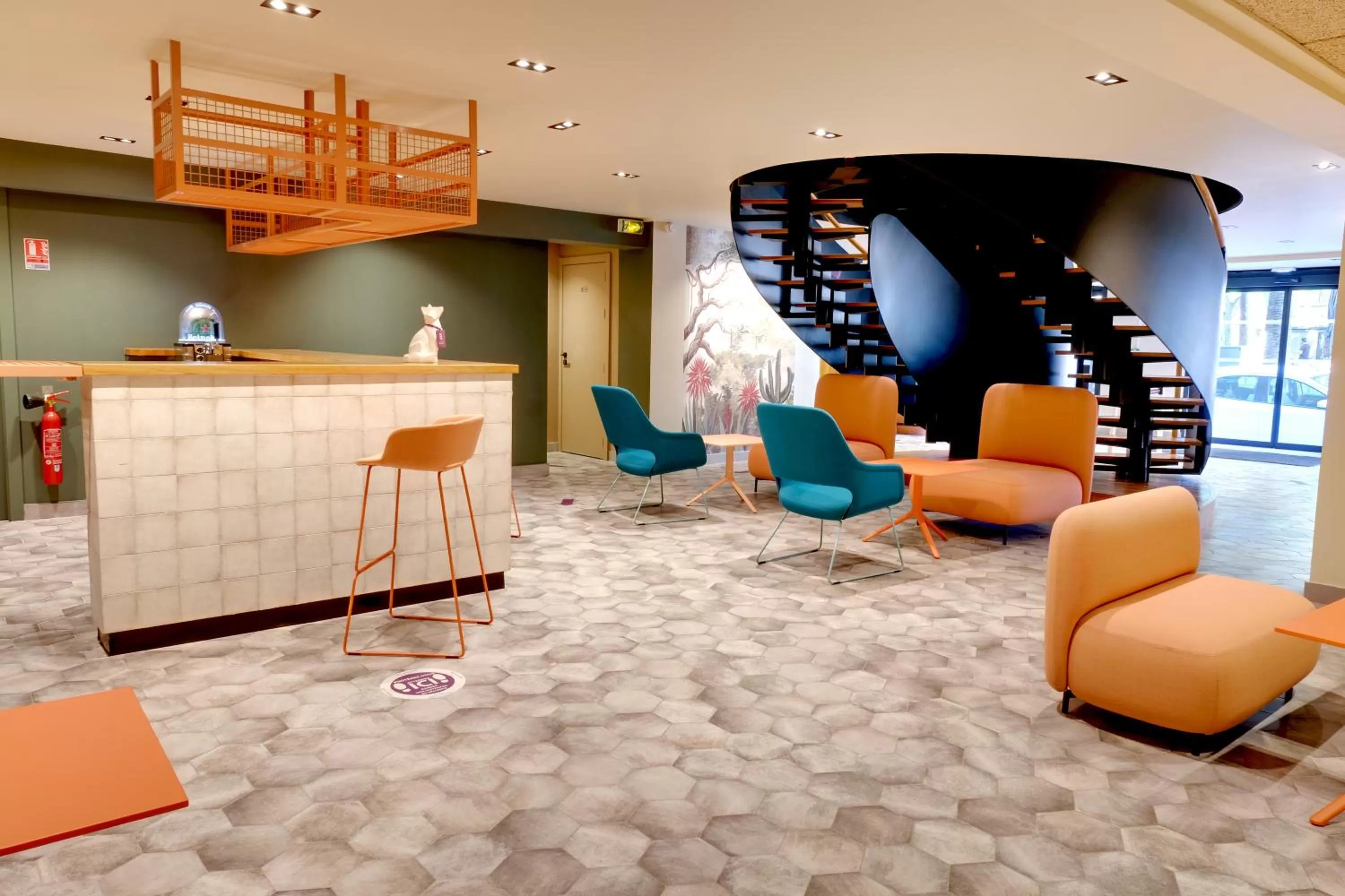 Lounge or bar in Mercure Perpignan Centre