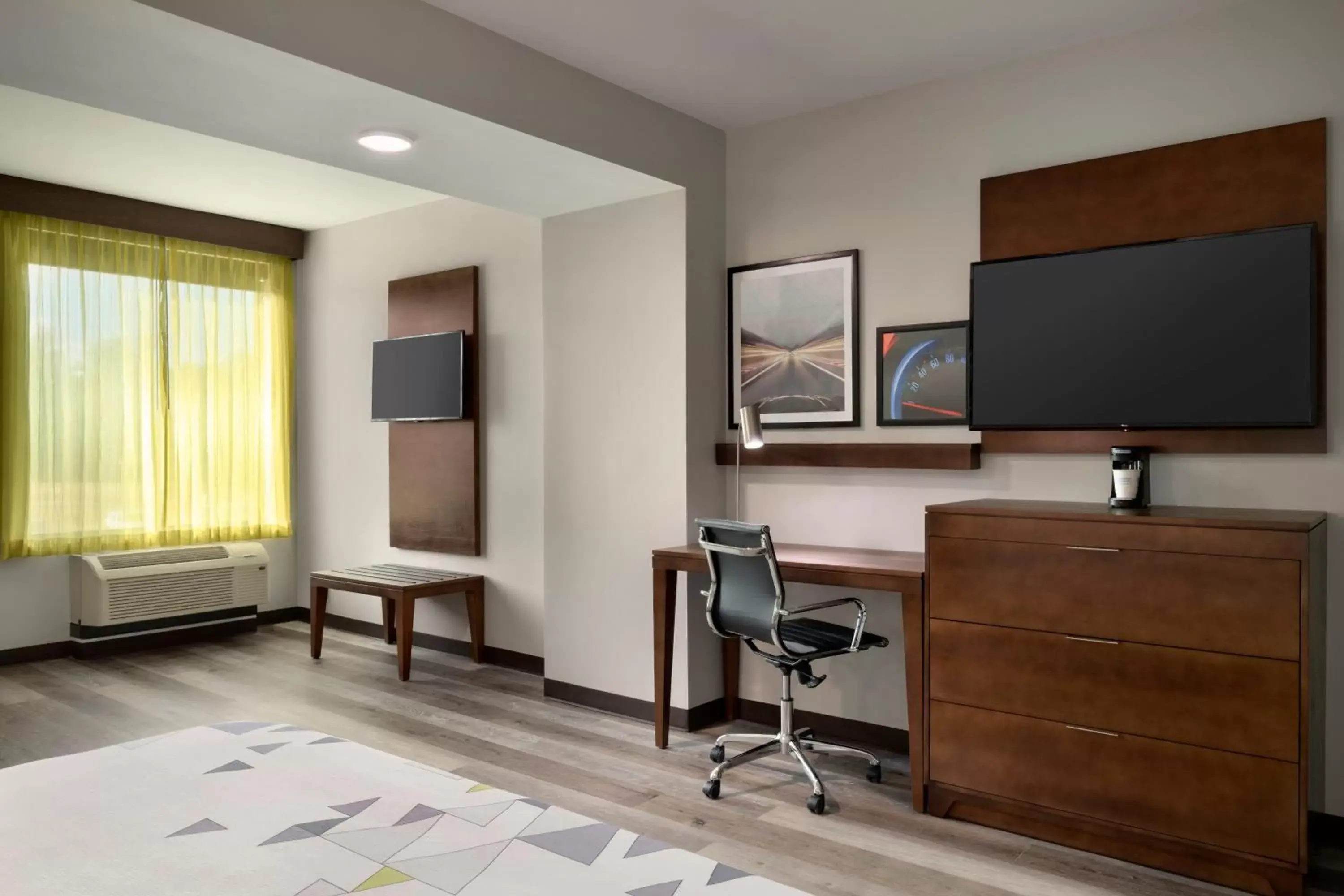 TV and multimedia, TV/Entertainment Center in La Quinta Inn & Suites by Wyndham Braselton