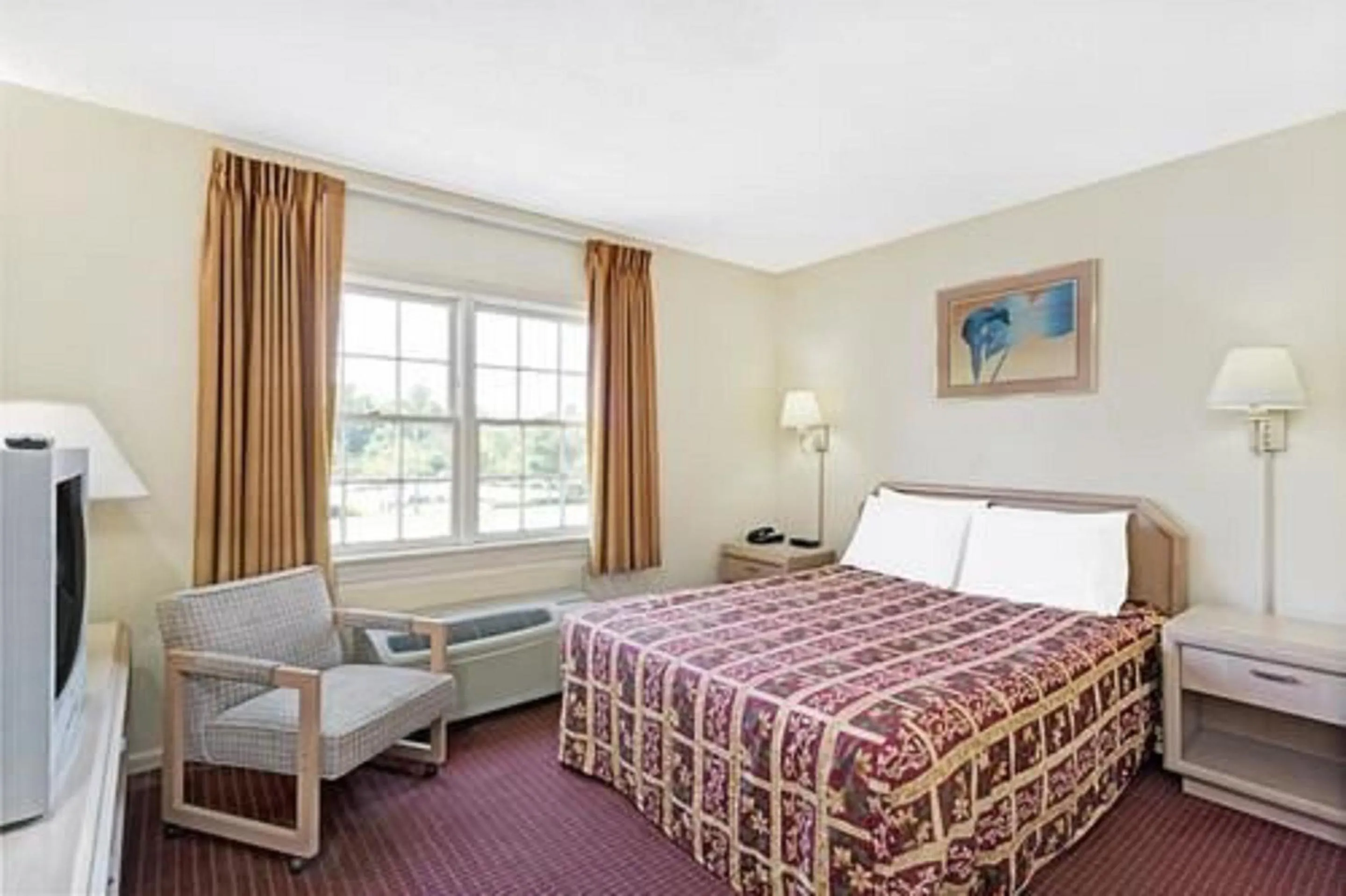 Bedroom, Bed in Captain John Smith Inn Williamsburg