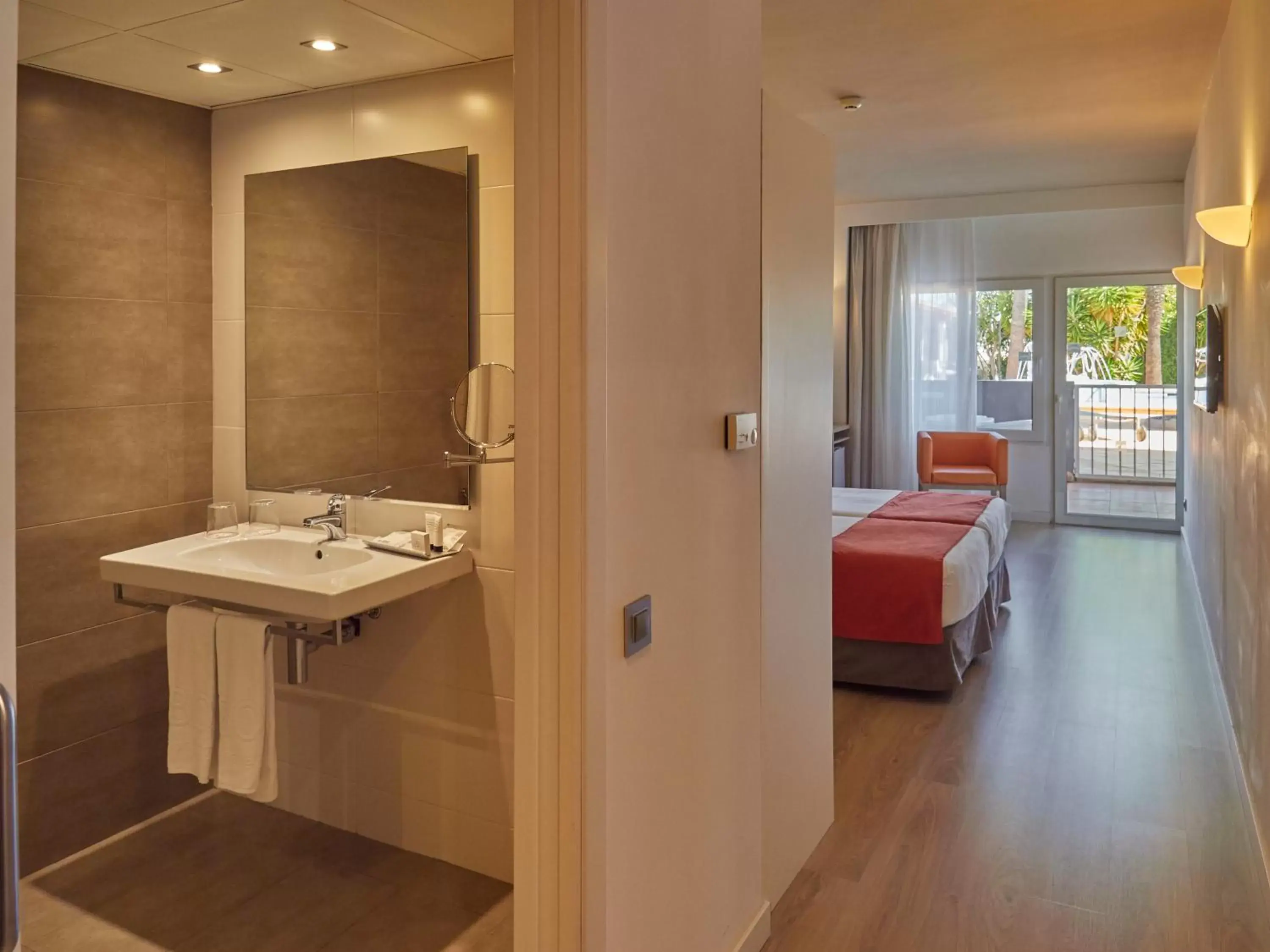 Bathroom, Bed in BQ Augusta Hotel Bathroom, Bed in BQ Augusta Hotel