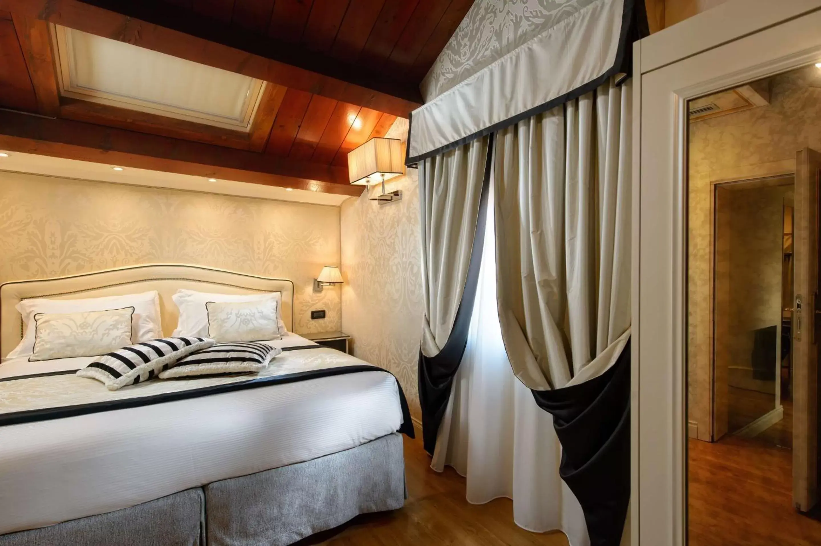 Bedroom, Bed in Hotel Olimpia Venice, BW Signature Collection