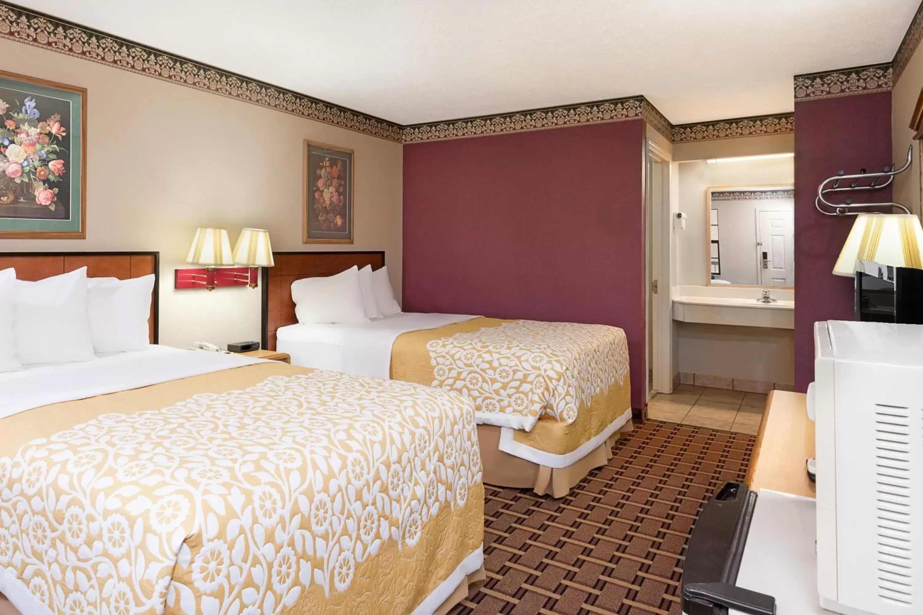 Photo of the whole room, Bed in Days Inn by Wyndham Lexington