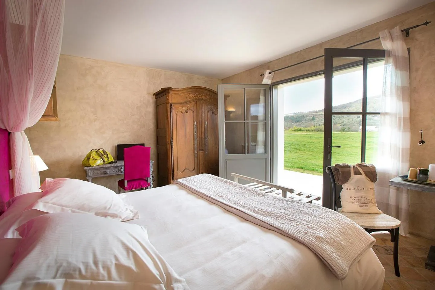 Bed in Hôtel-Spa Le Saint Cirq