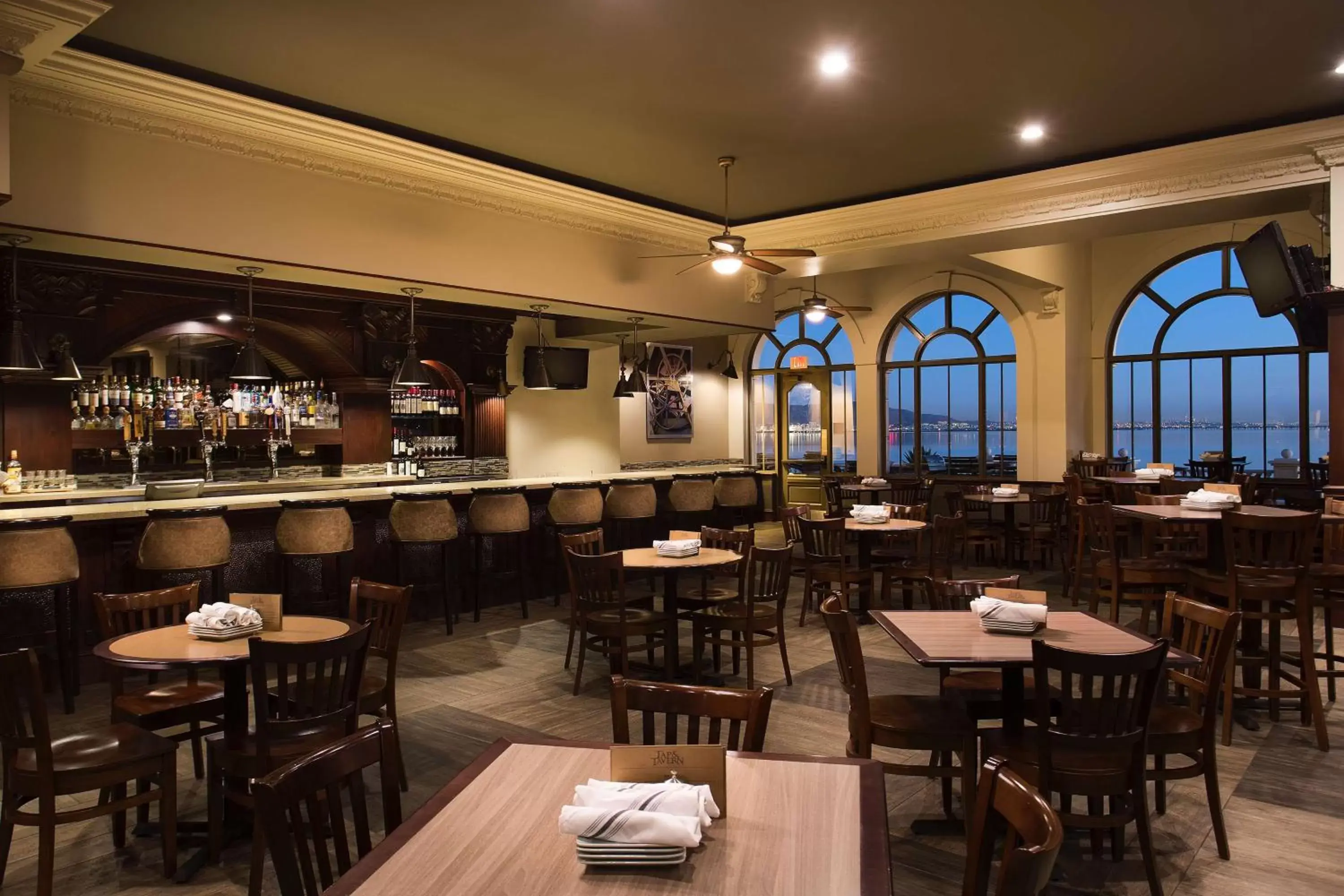 Lounge or bar, Restaurant/Places to Eat in Embassy Suites San Francisco Airport - Waterfront