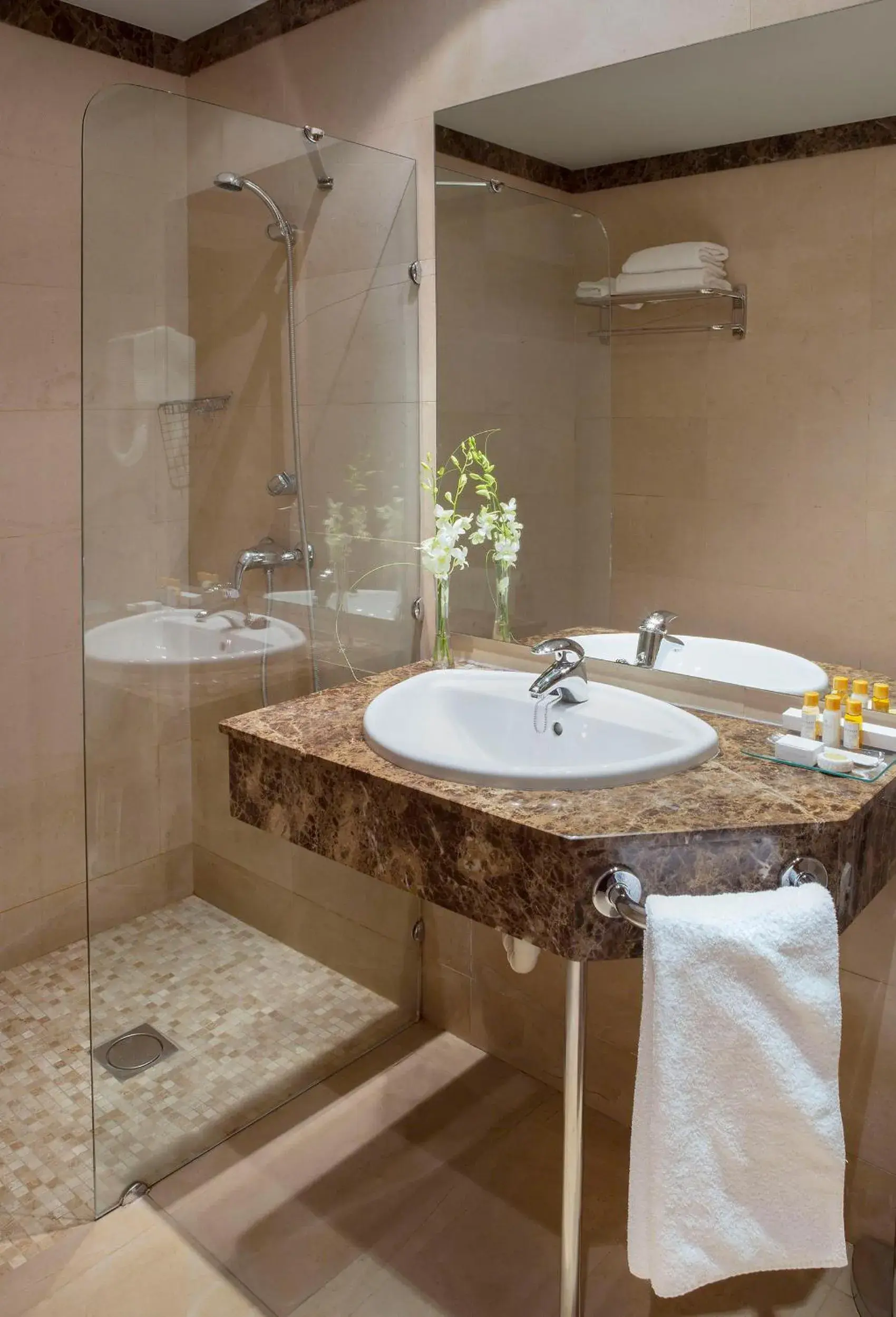 Bathroom in Hotel Torre de Sila