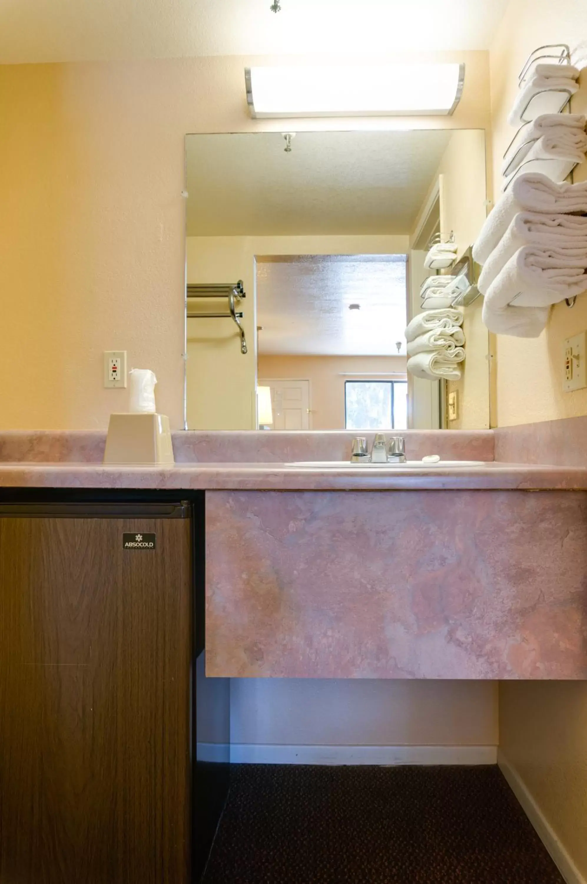 Bathroom, Kitchen/Kitchenette in Heritage Inn La Mesa