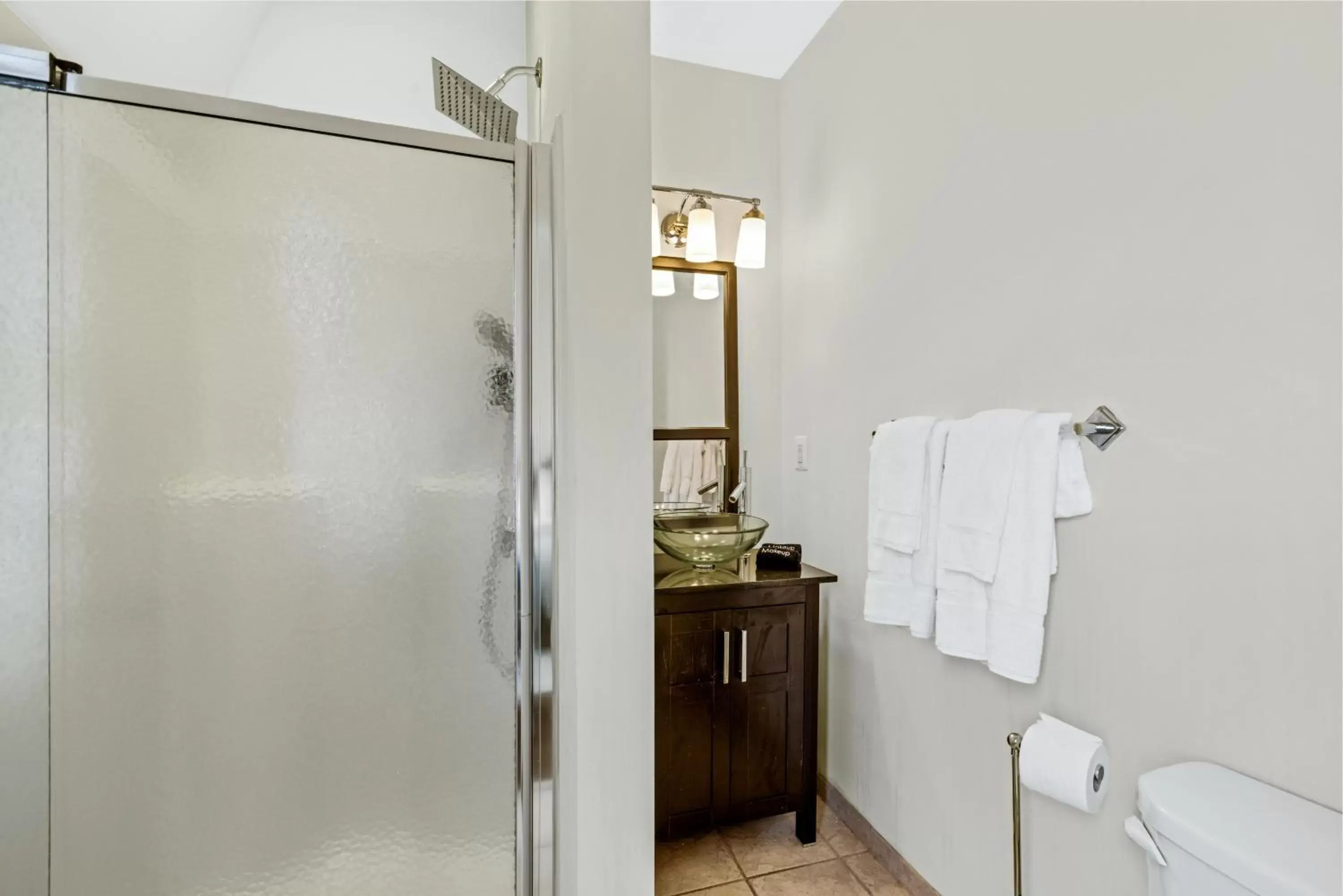 Shower, Bathroom in Brexton Hotel