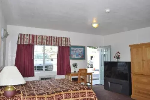 Bedroom, TV/Entertainment Center in The Palace Inn