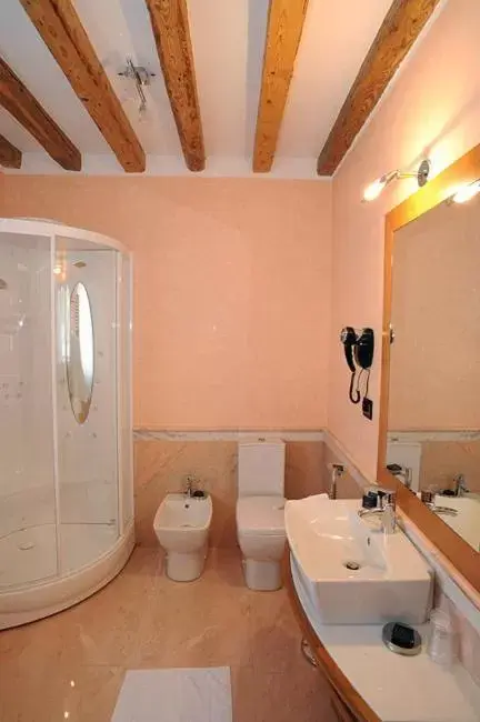 Bathroom in Park Hotel Villa Carpenada