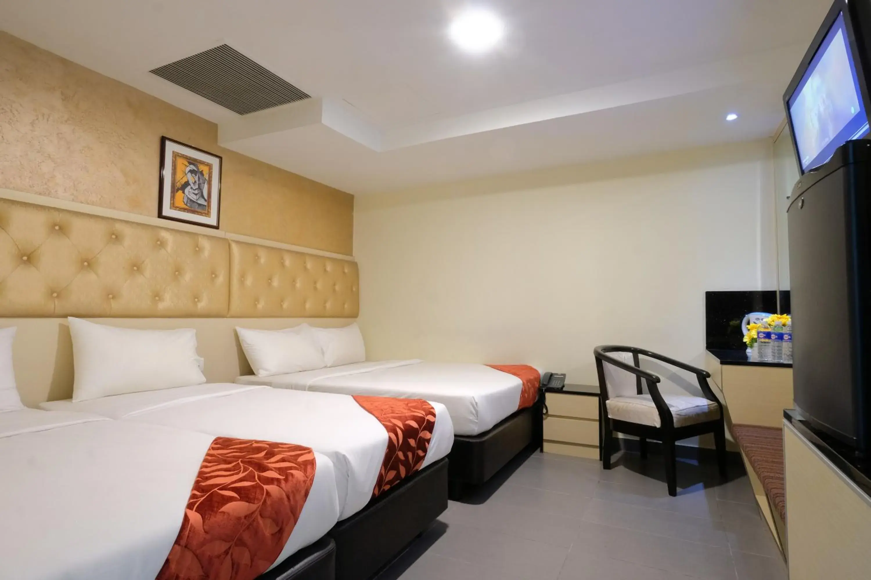 Bed in Sandpiper Hotel On Rochor