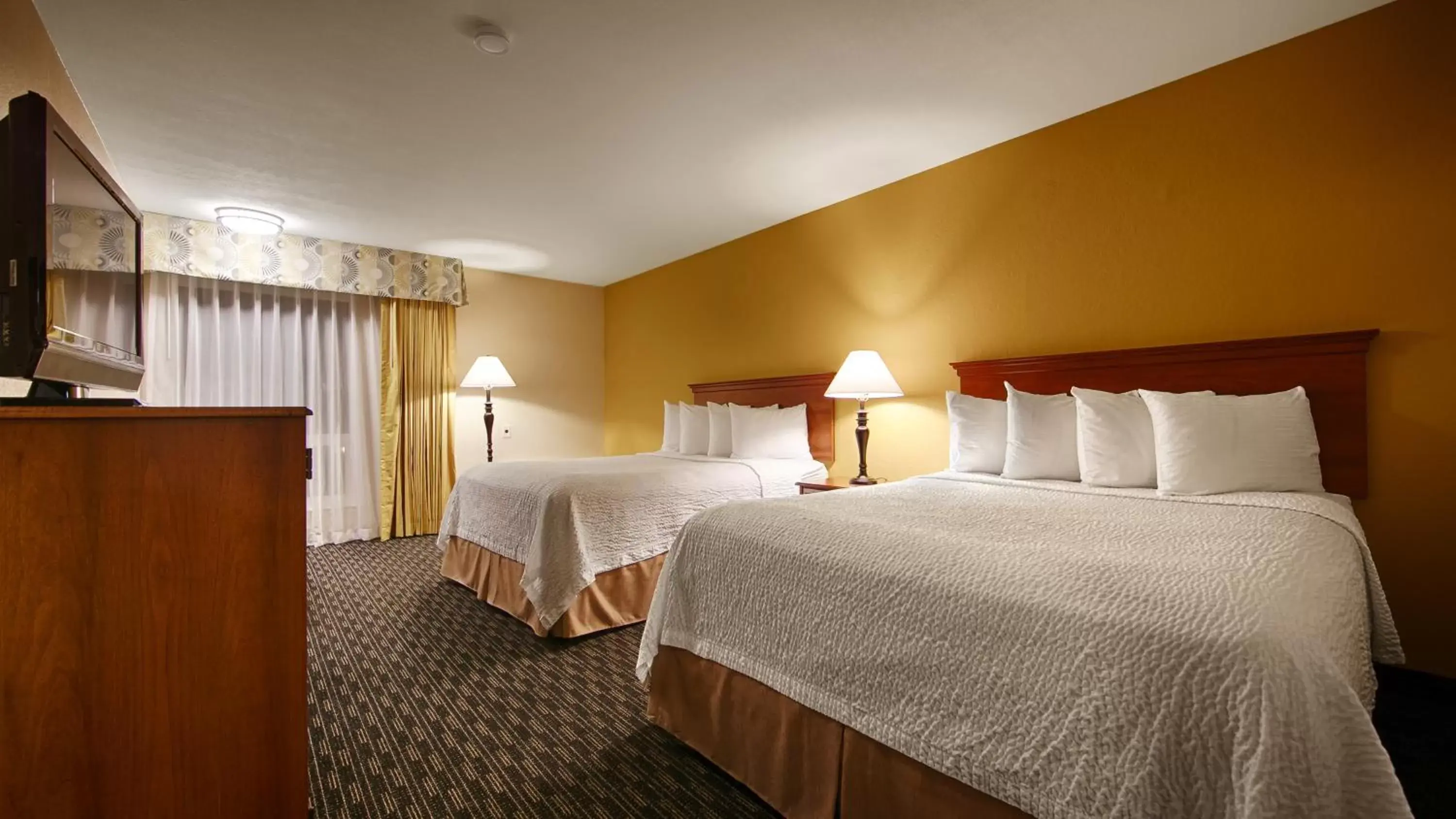 Photo of the whole room, Bed in Best Western Village Inn