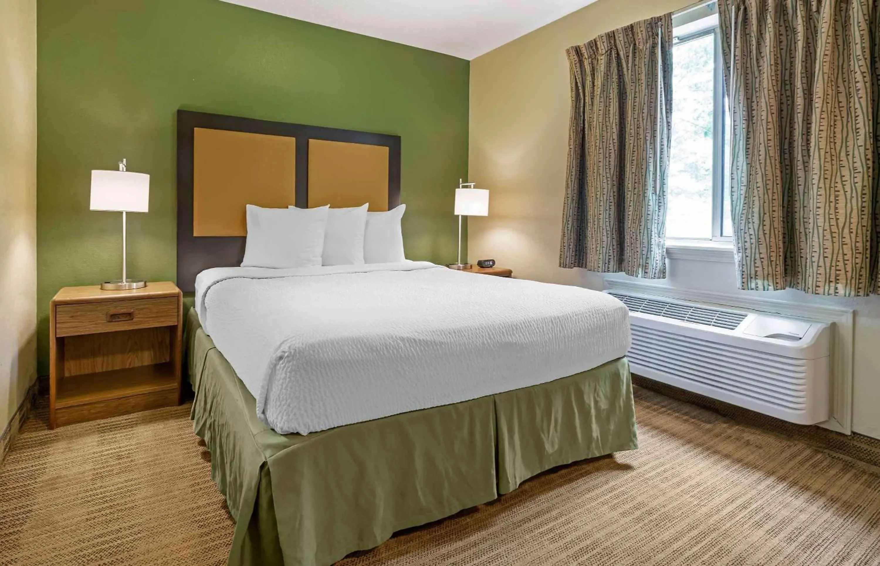 Bedroom, Bed in Extended Stay America Suites - Greensboro - Wendover Ave