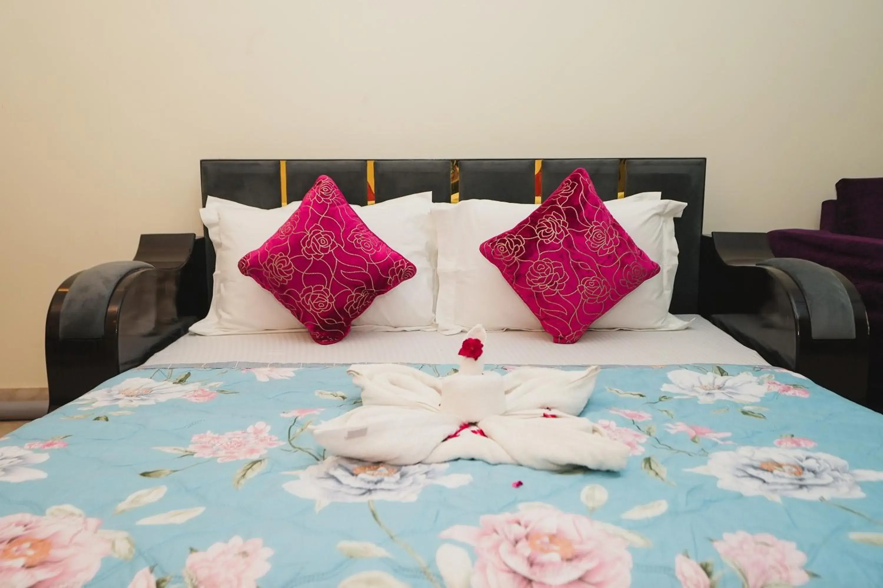 Bedroom, Bed in Mintstar Apartment and Suites, Chittaranjan Park