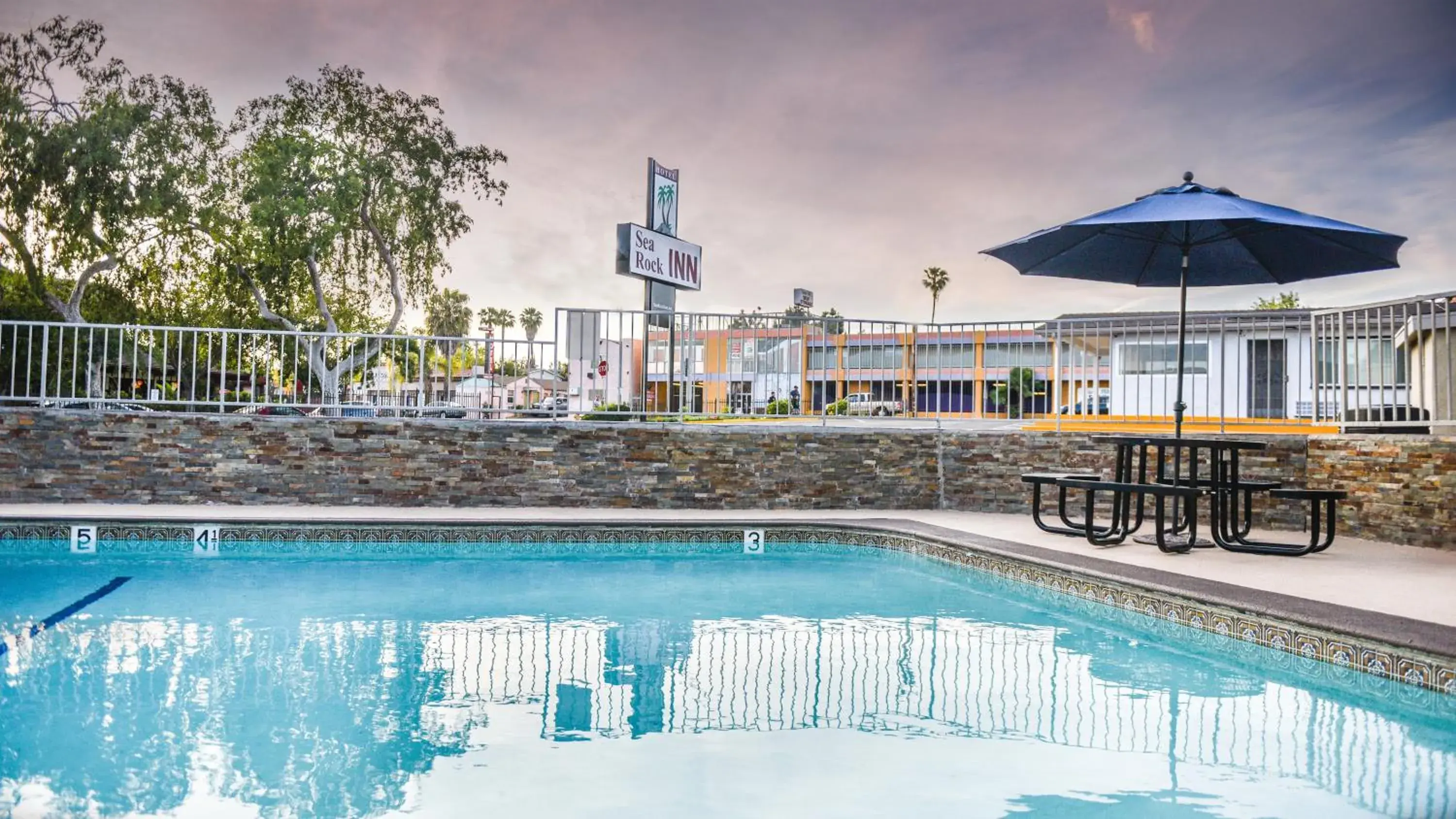 Swimming Pool in Sea Rock Inn - Long Beach