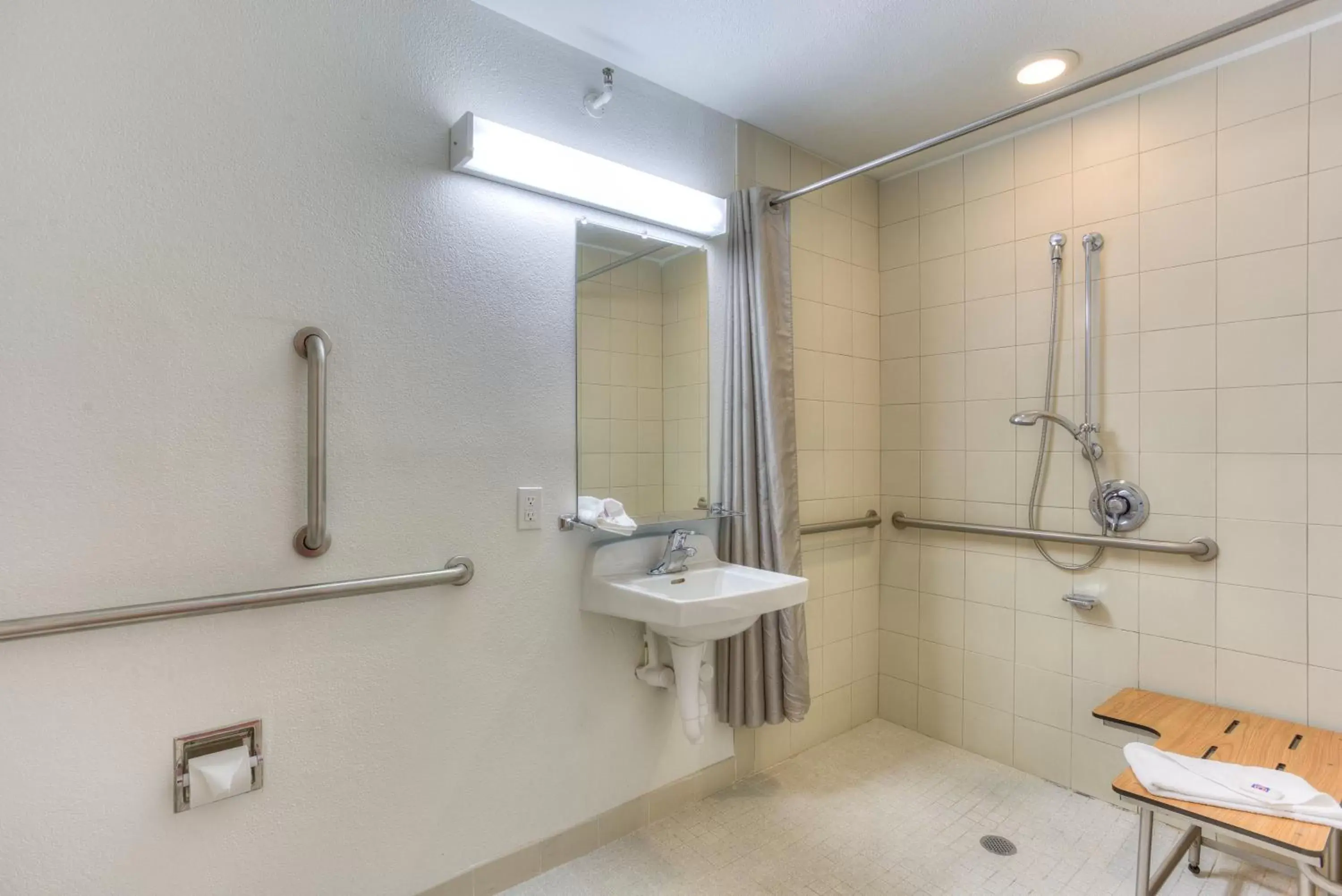 Bathroom in Motel 6-Tigard, OR - Portland South - Lake Oswego