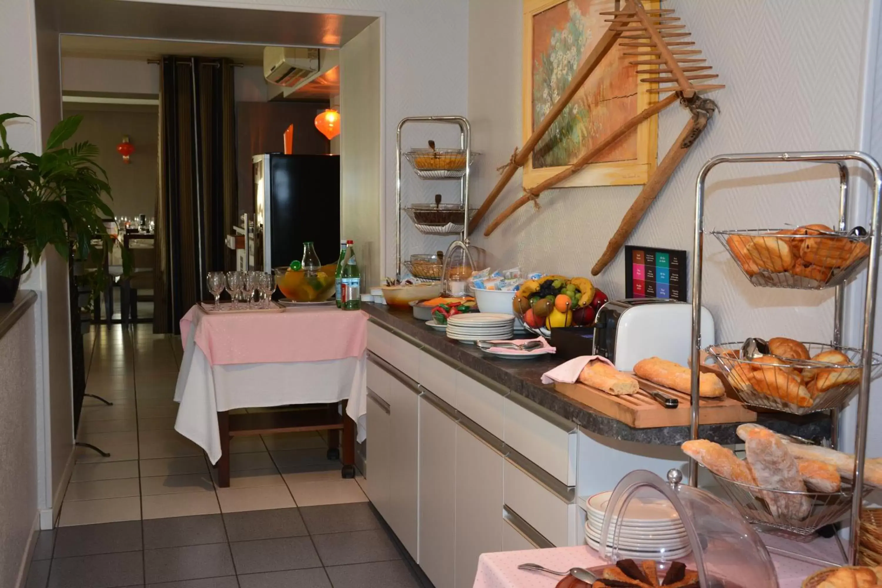 Area and facilities, Restaurant/Places to Eat in Logis Hôtel Bellevue